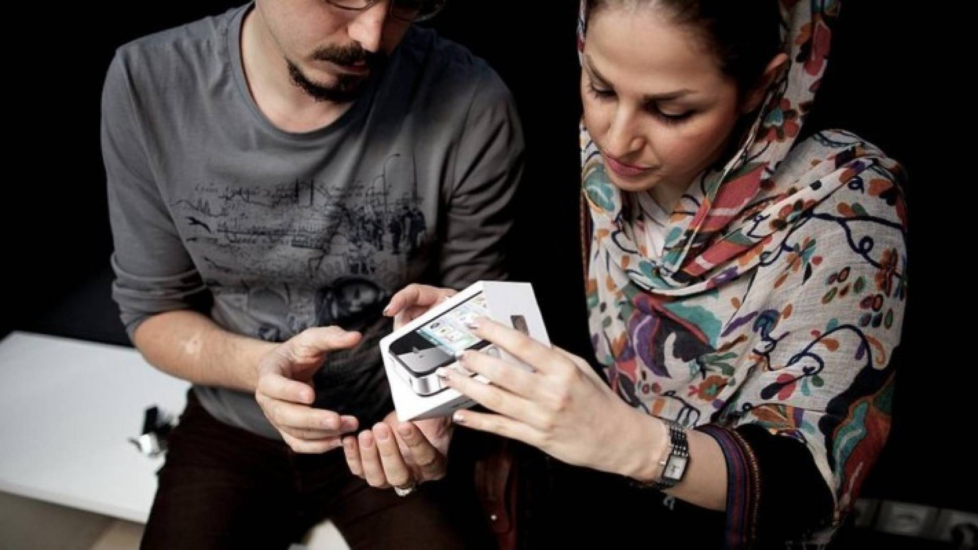 يتم تهريب نحو 100 ألف هاتف آيفون إلى إيران شهريا