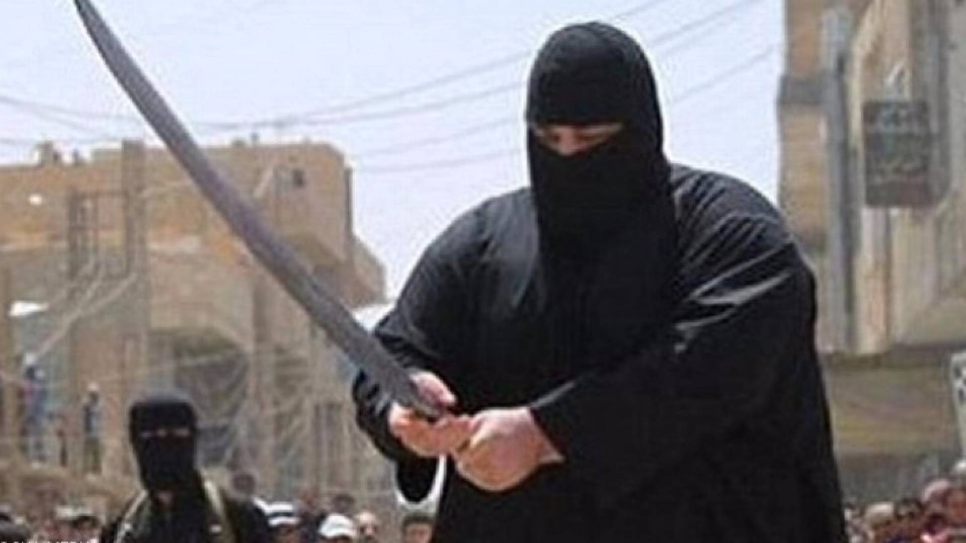 صورة متداولة عبر وسائل الإعلام ومواقع التواصل الاجتماعي لأحد قاطعي الرؤوس في داعش