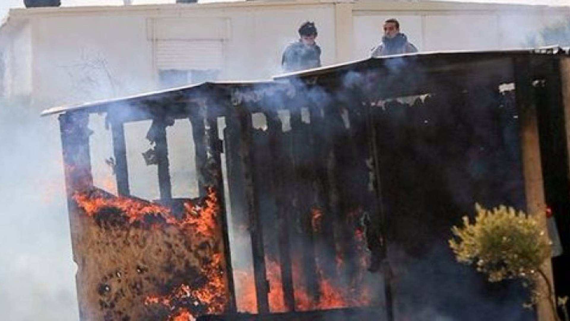 المستوطنون يتصدون بالحجارة للشرطة 