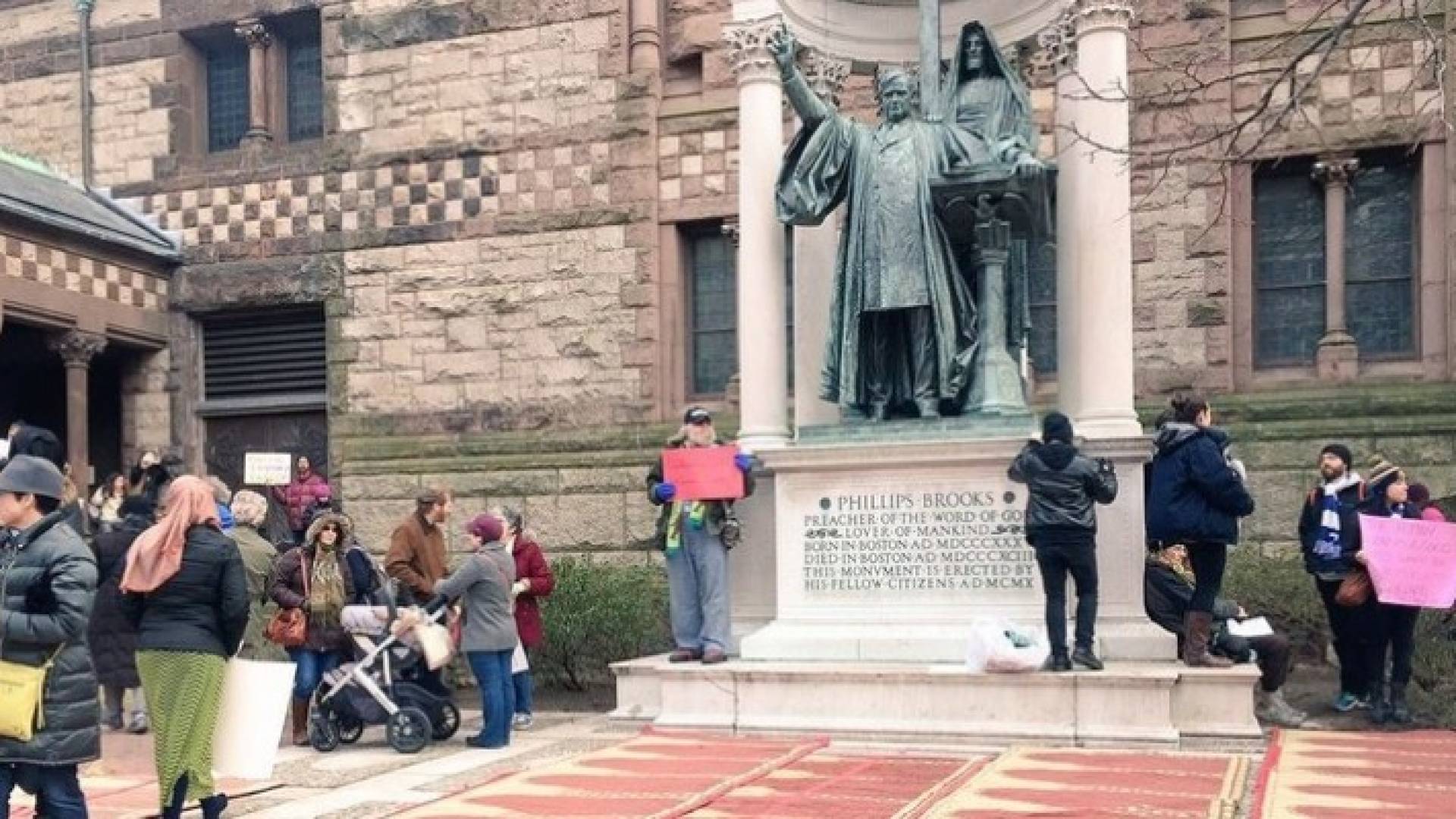 كنيسة في بوسطن ترفع الأذان احتجاجا على سياسة ترامب