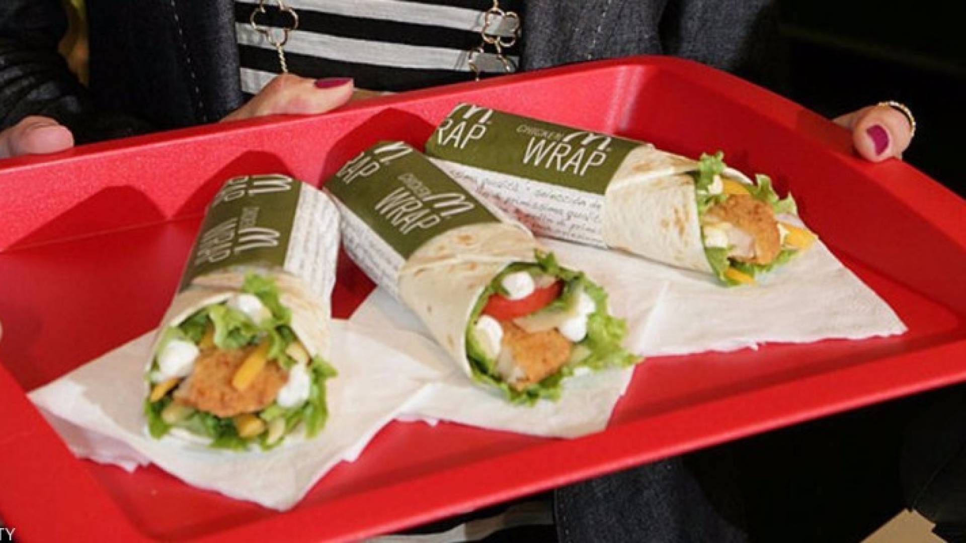 الأغلفة التي تعبأ بها الوجبات السريعة تحتوي مواد ضارة صحيا