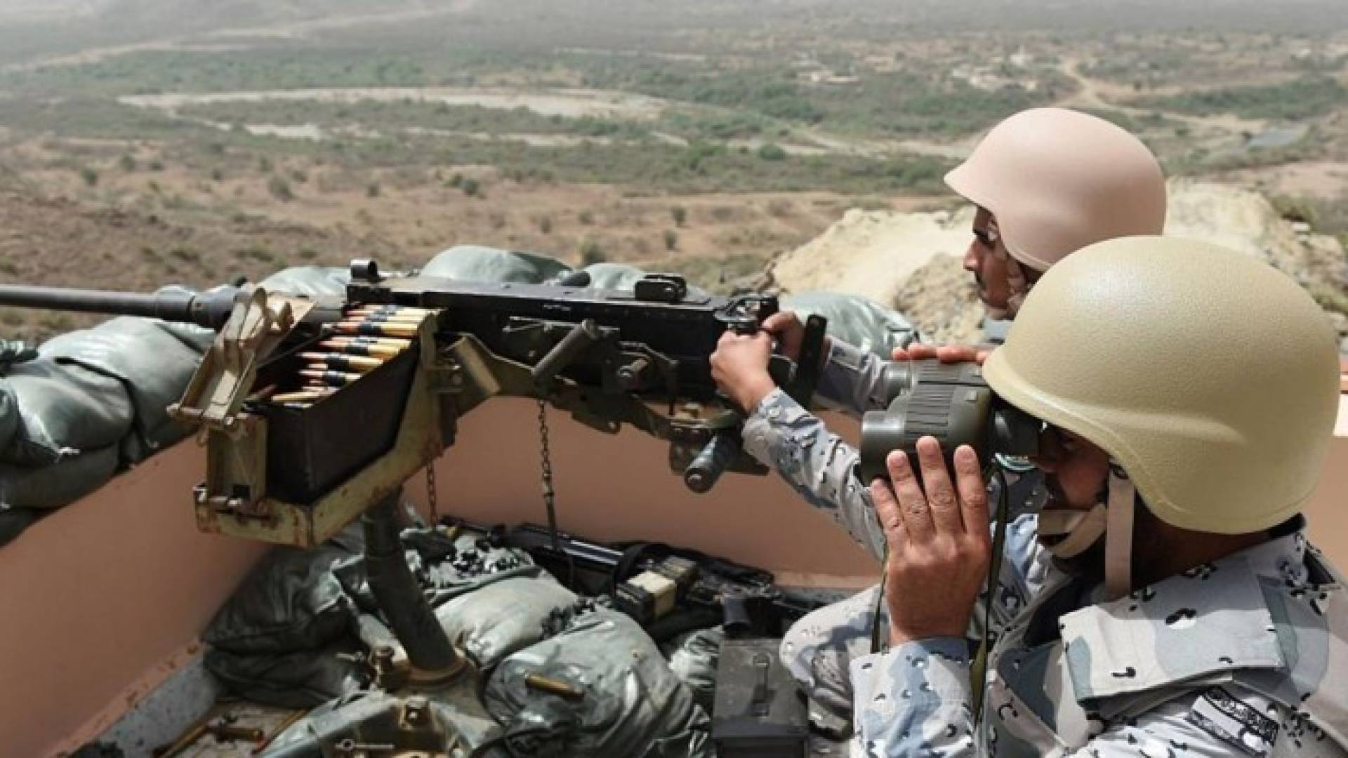 جنديان سعوديان في نقطة حدودية مع اليمن.
