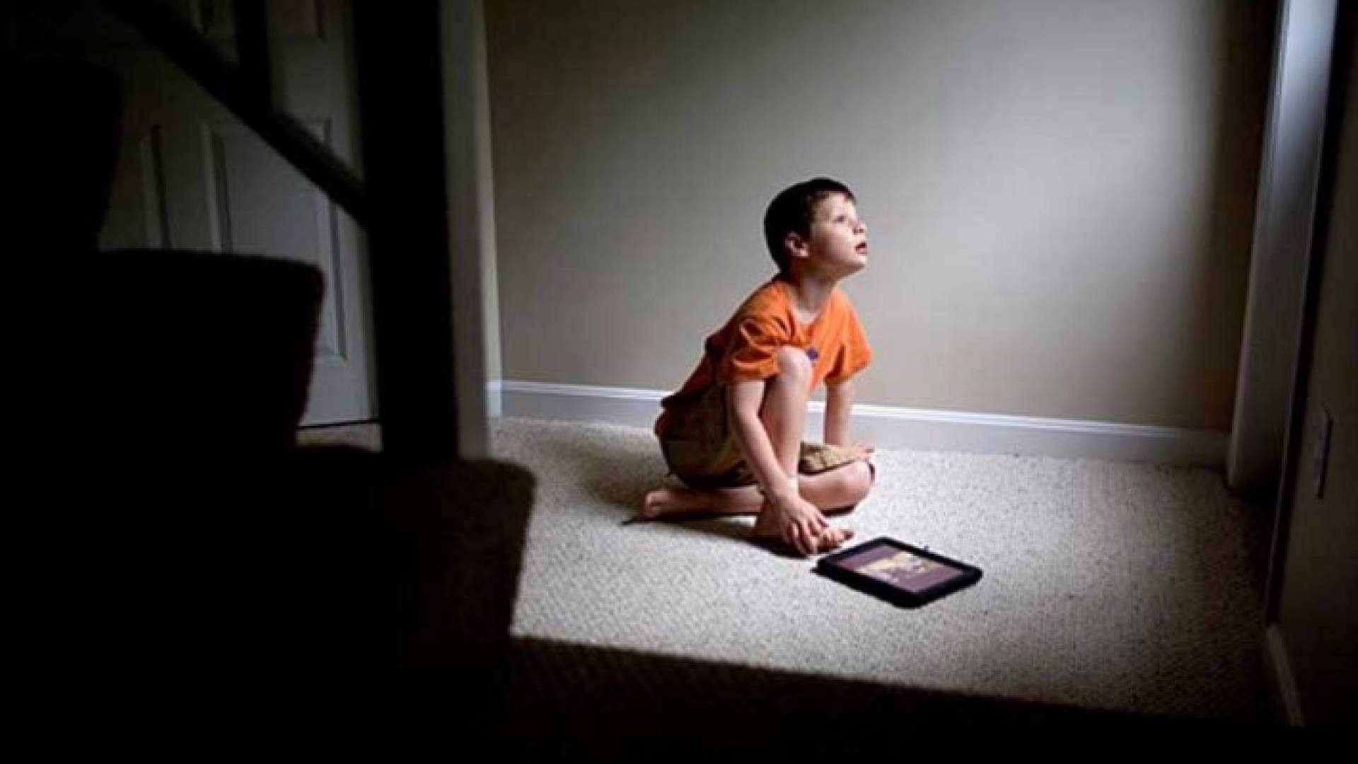 الصورة تعبيرية لطفل مصاب بالتوحد