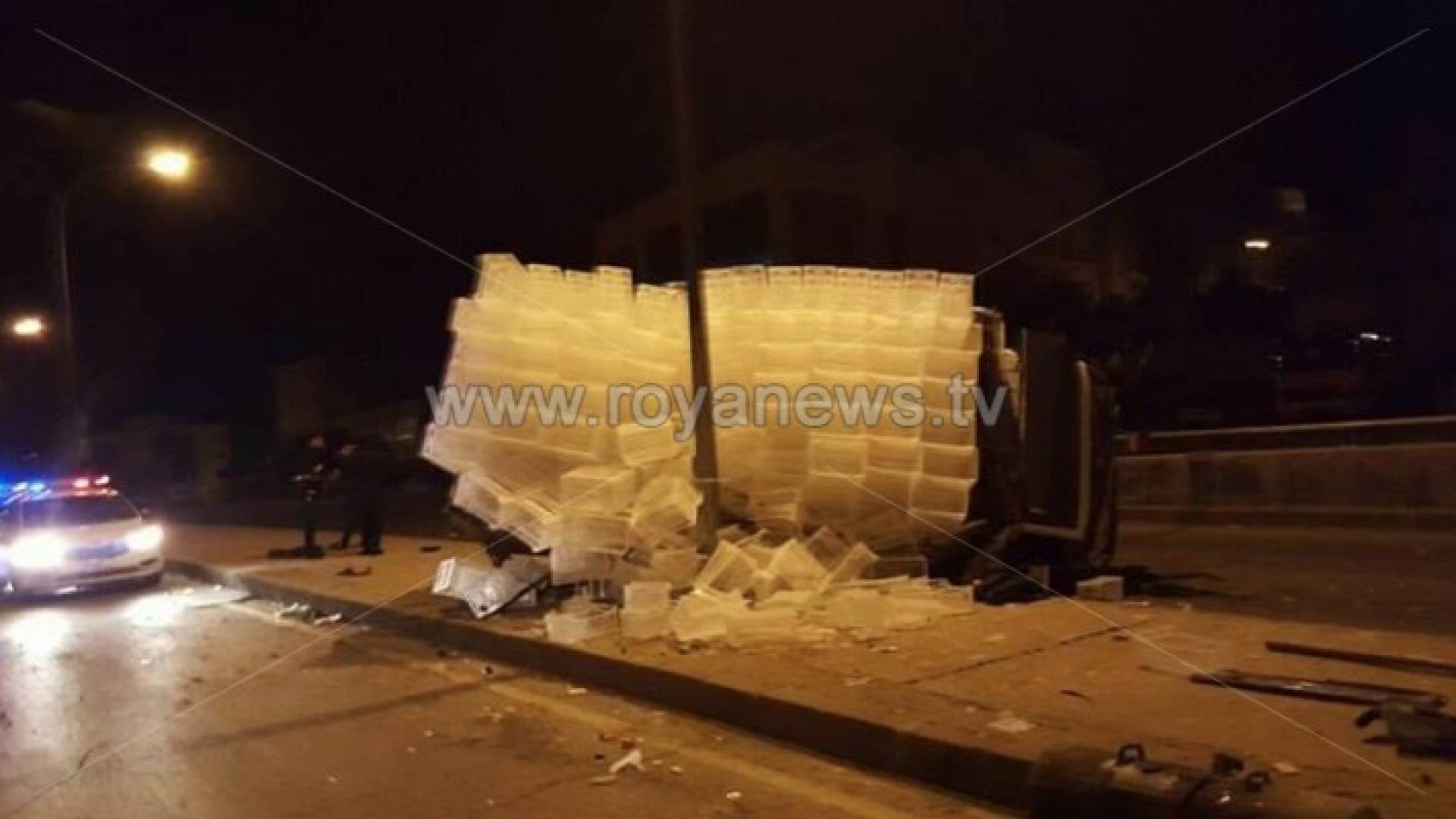 انقلاب شاجنة محملة بالصناديق البلاستيكية 