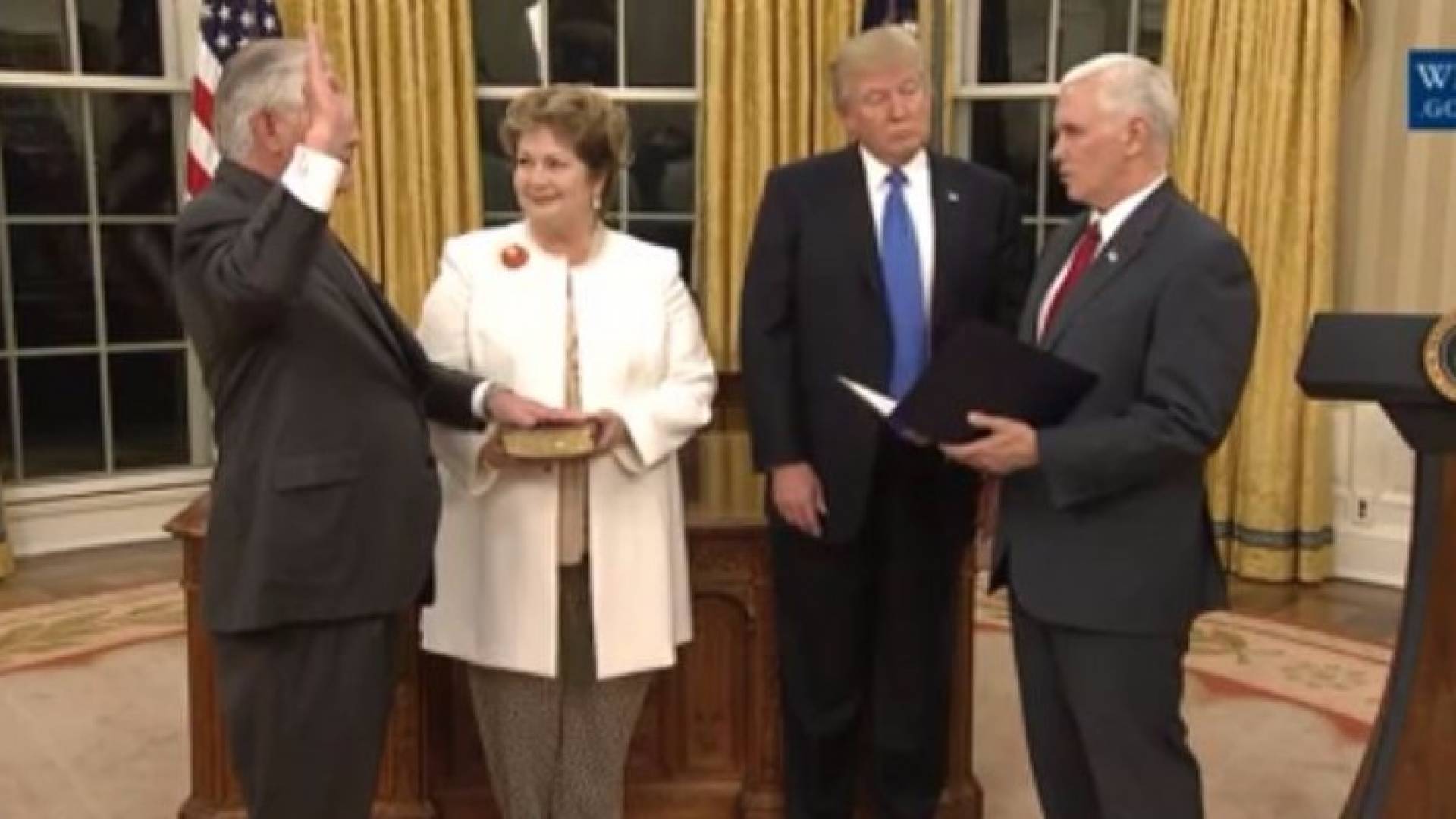 ريكس تيلرسون يؤدي اليمين الدستورية أمام ترامب