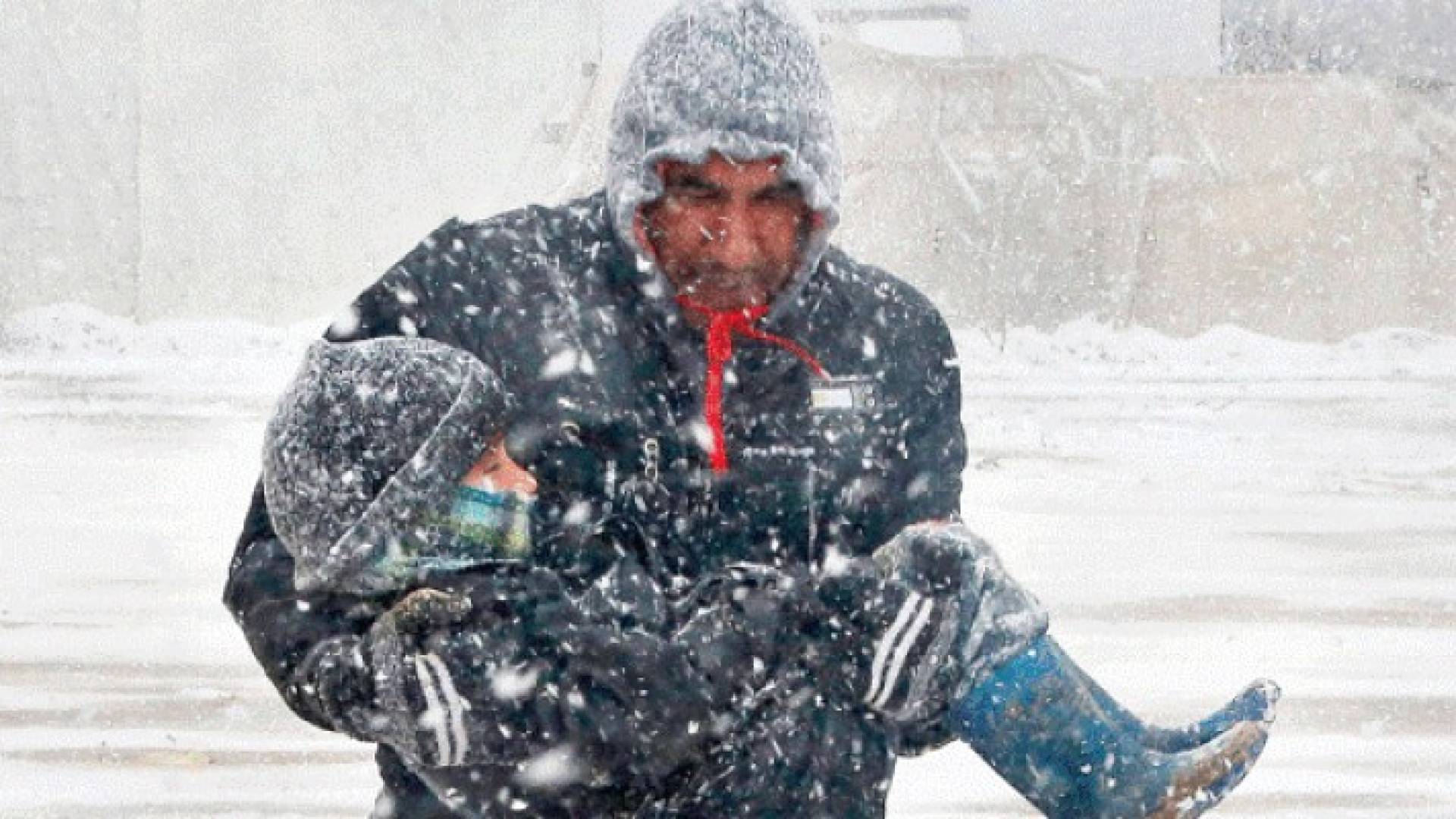 لاجئ سوري خلال منخفض جوي - ارشيفية