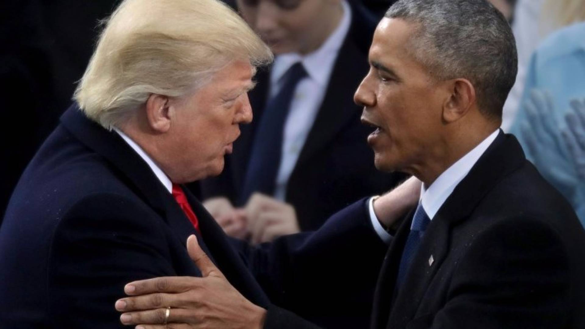الرئيس الامريكي ترامب وسلفه السابق أوباما