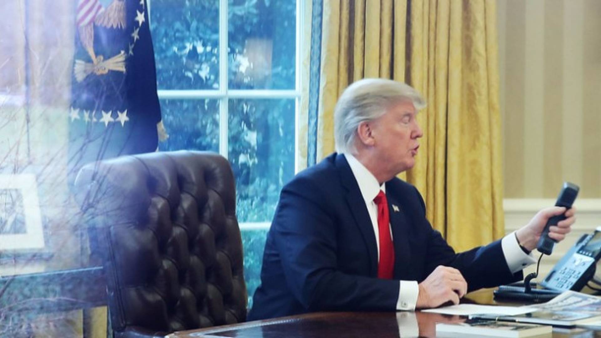 الرئيس ترامب خلال مكالمة هاتفية - ارشيف