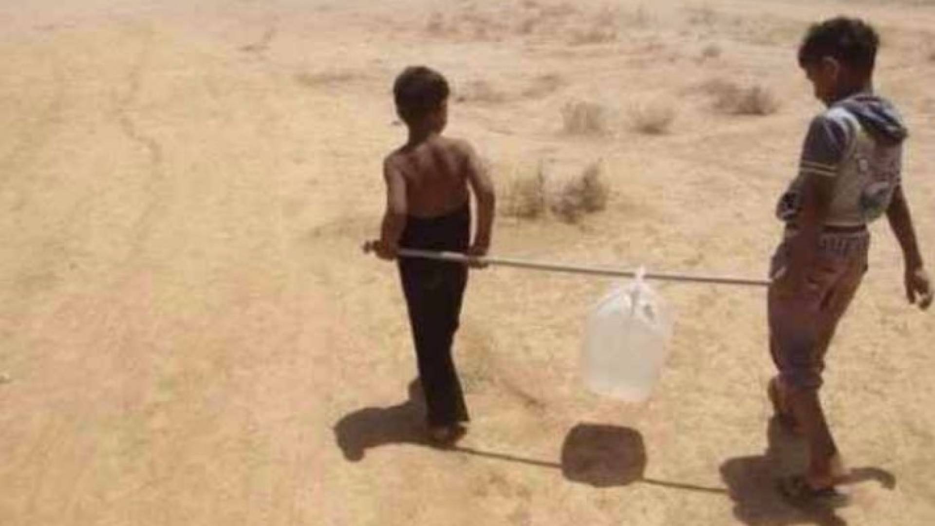 أطفال من مخيم الرقبان الحدودي مع الأردن - الصورة أرشيفية 