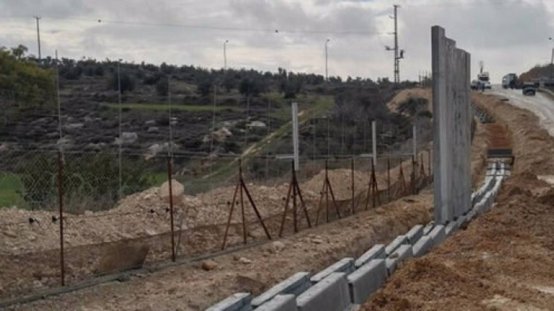 جانب من أعمال بناء الجدار جنوب الخليل 