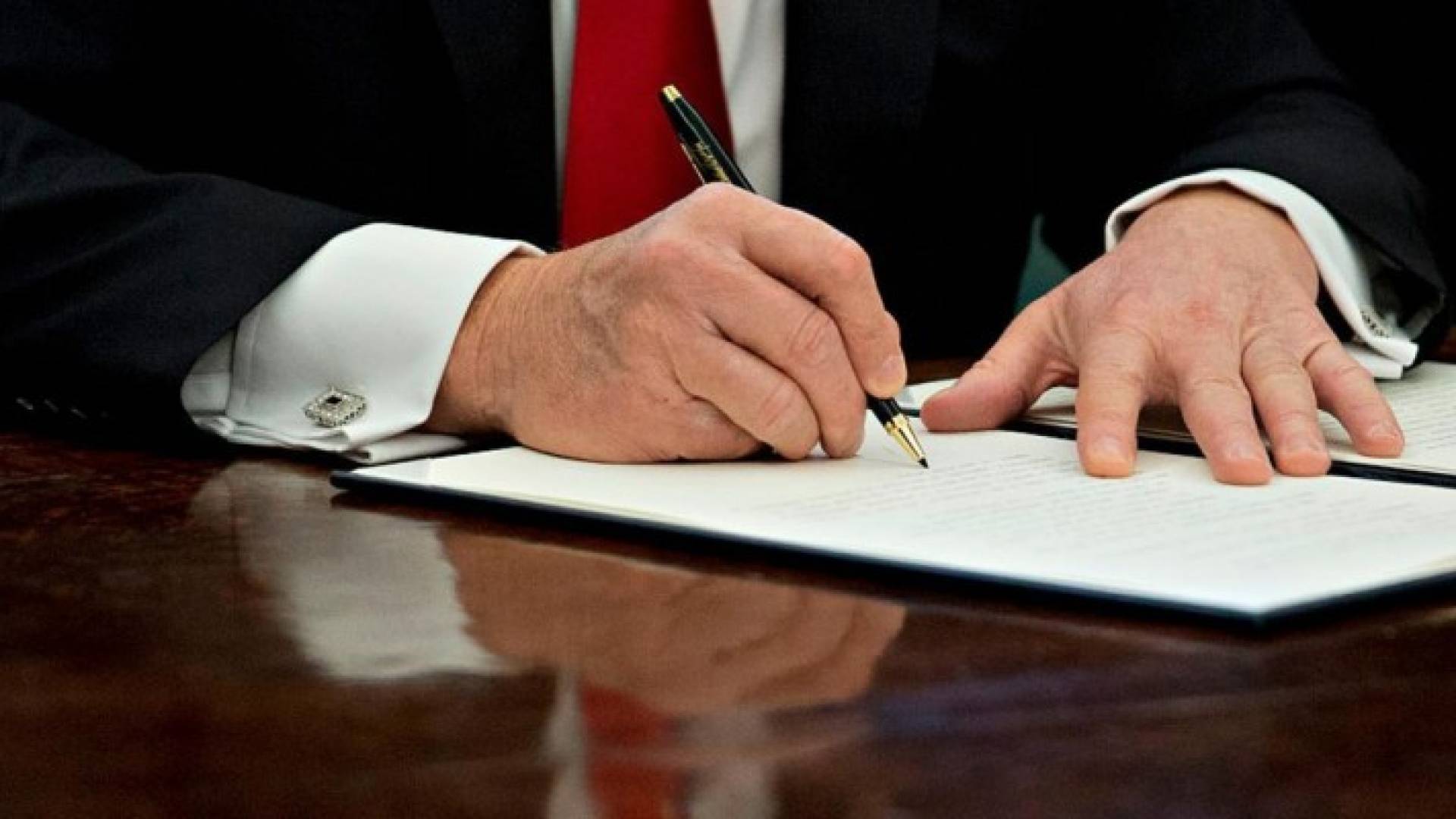 ترامب خلال توقيعه عددا من الأومر التنفيذية