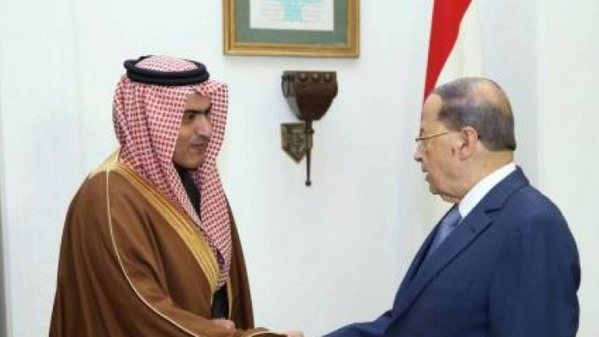 الرئيس اللبناني ميشال عون يصافح وزير الدولة السعودي لشؤون الخليج ثامر السبهان