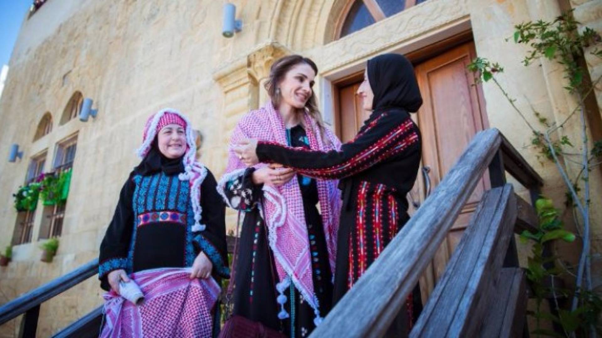 جلالة الملكة رانيا العبدالله تطلع على مشاريع ابداعية من التراث الأردني