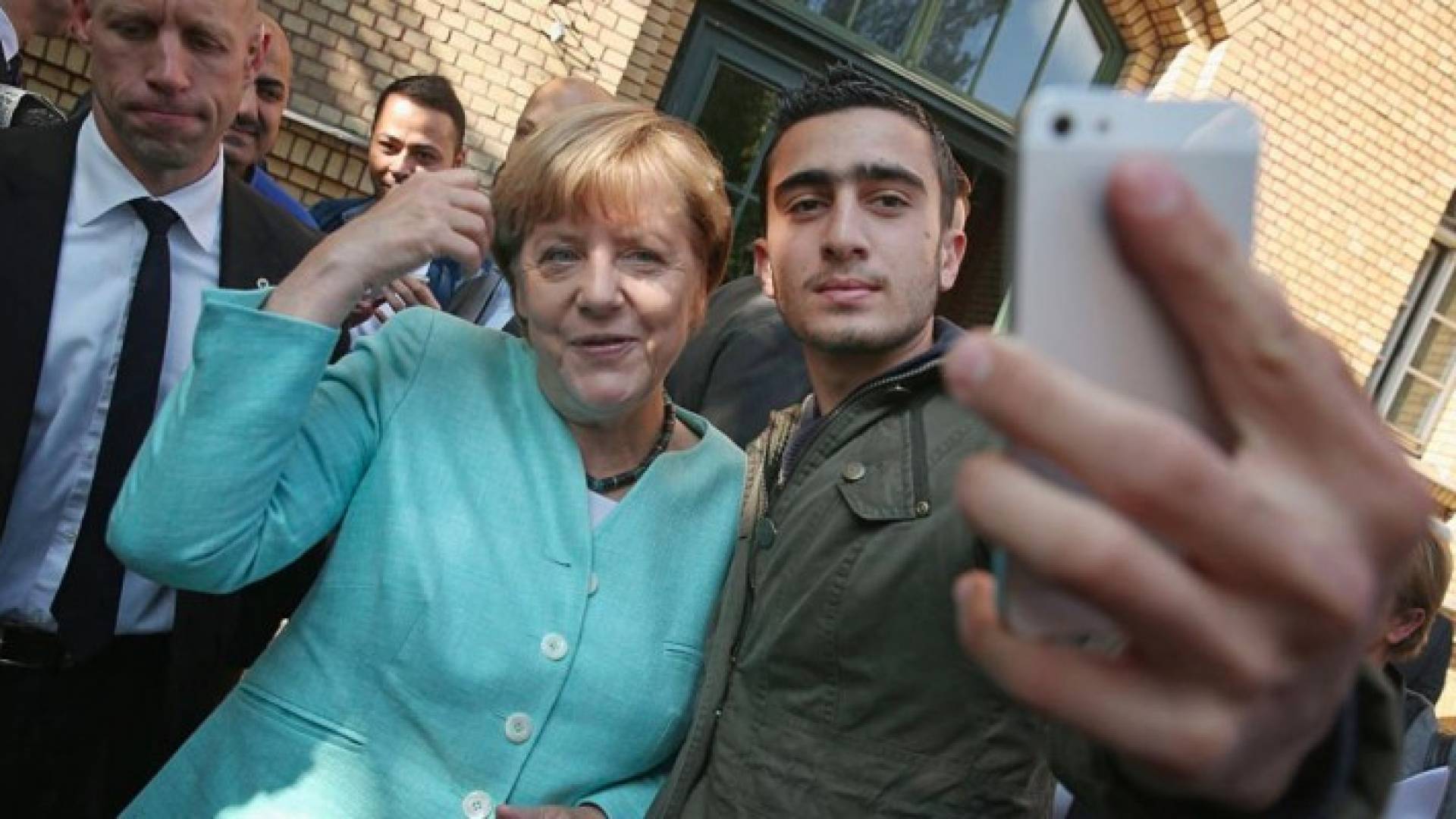 موداماني يلتقط سيلفي مع ميركل في برلين في سبتمبر 2015