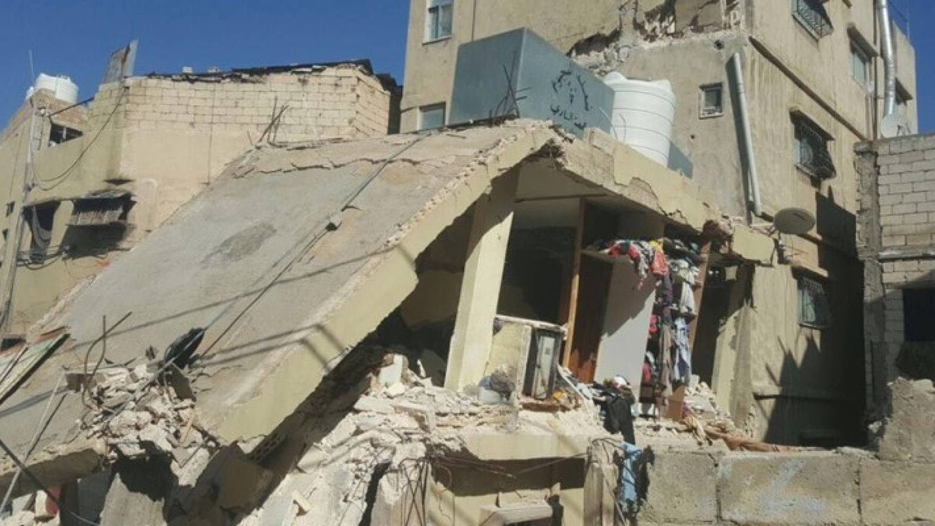 من اثار الدمار في مباني الجوفة