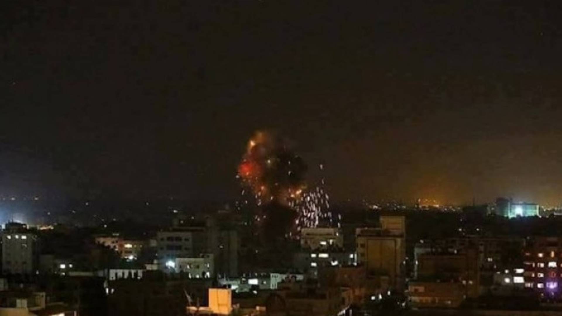 اطلقت الطائرات الاسرائيلية صواريخها مستهدفة موقع للمقاومة الفلسطينية شرق مدينة غزة بثمانية صواريخ