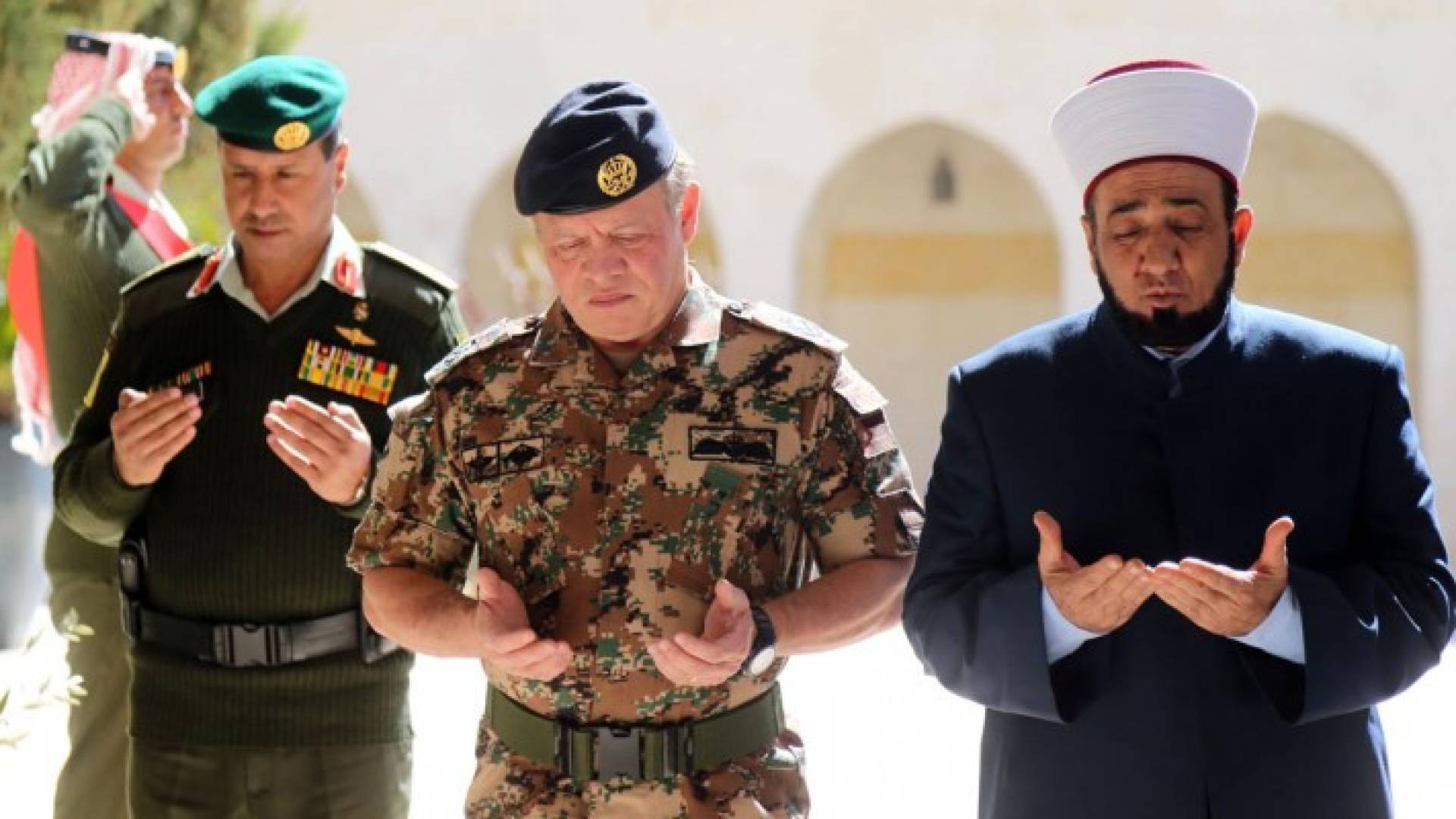 صورة خلال زيارة الملك ضريح الراحل الملك الحسين بن طلال