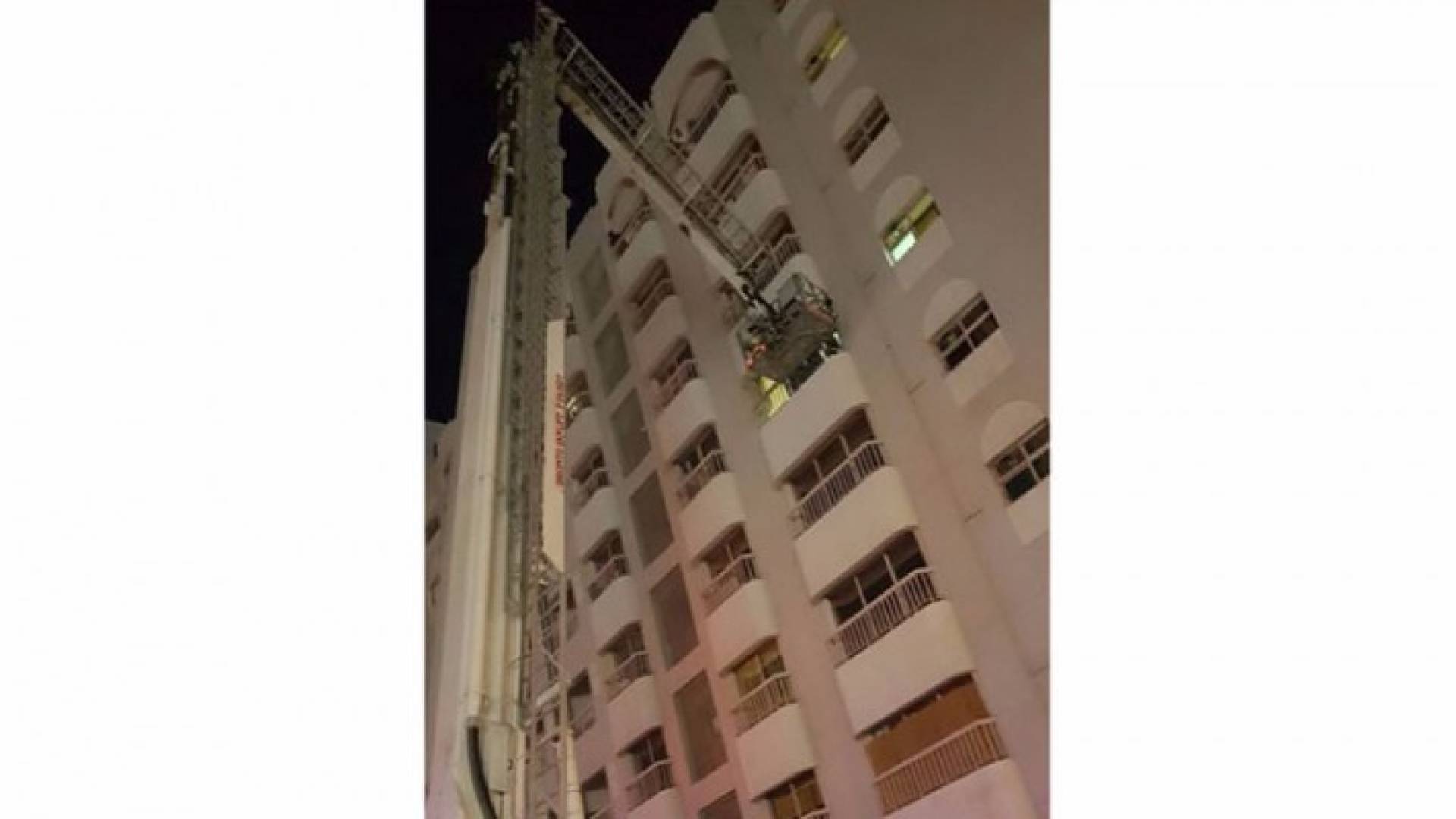 تم إنزال الشخص بواسطة سنوكر "سلم الإنقاذ" من شرفة الشقة