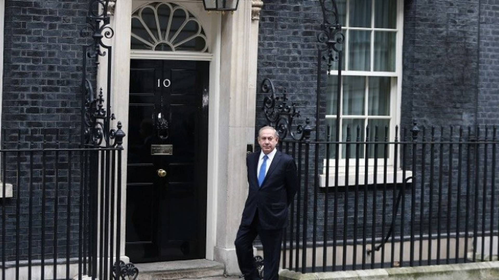 اتتظر نتنياهو لفترة من الوقت لدى وصوله أمام بوابة مقر رئاسة الوزراء حيث لم يجد أحدا في استقباله