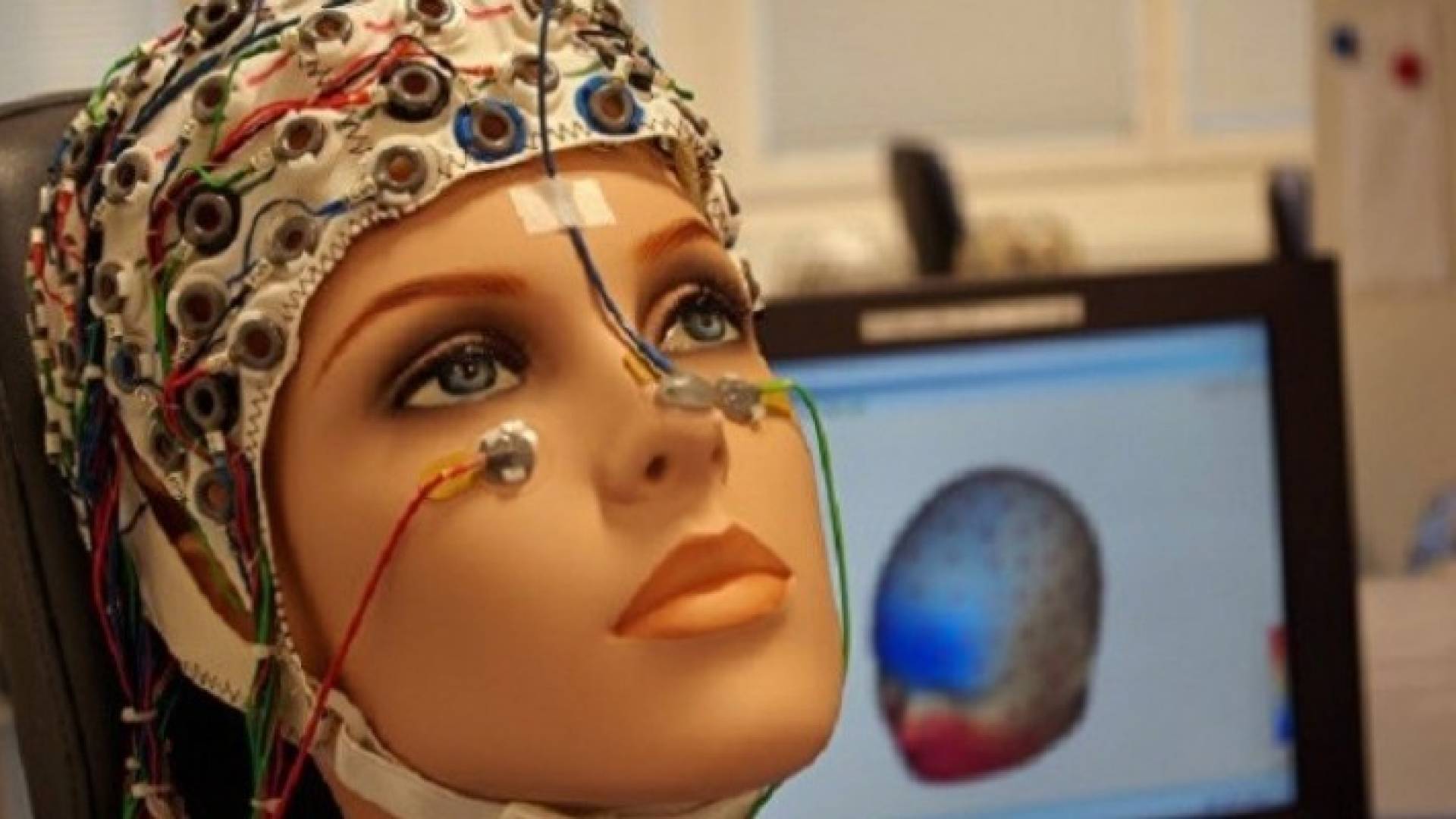 ابتكار جهاز يقرأ أفكار الإنسان المشلول تماما!