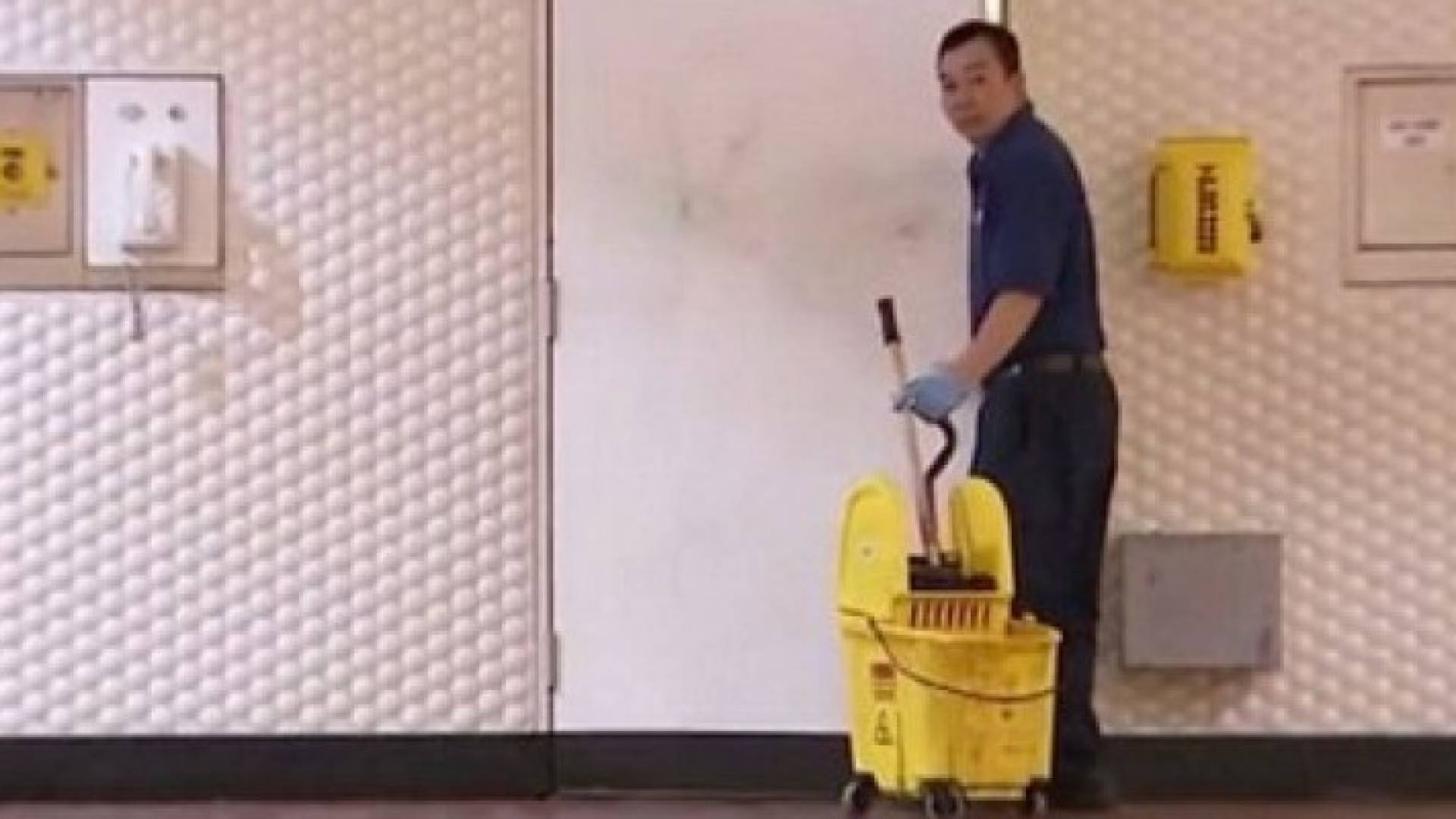 عامل نظافة يتقاضى 20 ألف دولار شهريا.. وهذه حيلته التي نعرفها جميعا