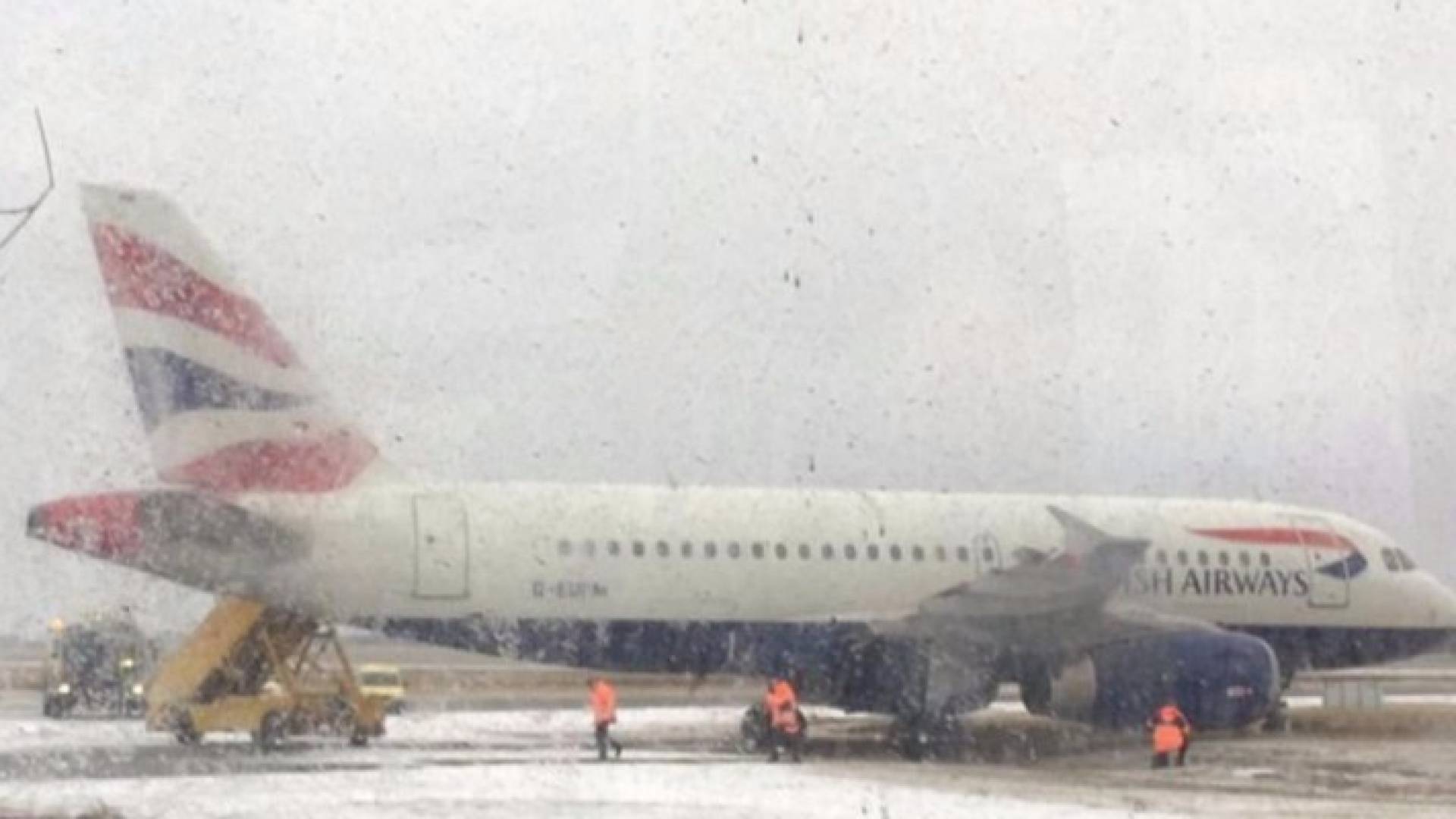 انزلاق مخيف لطائرة بسبب "العجلة الأمامية"