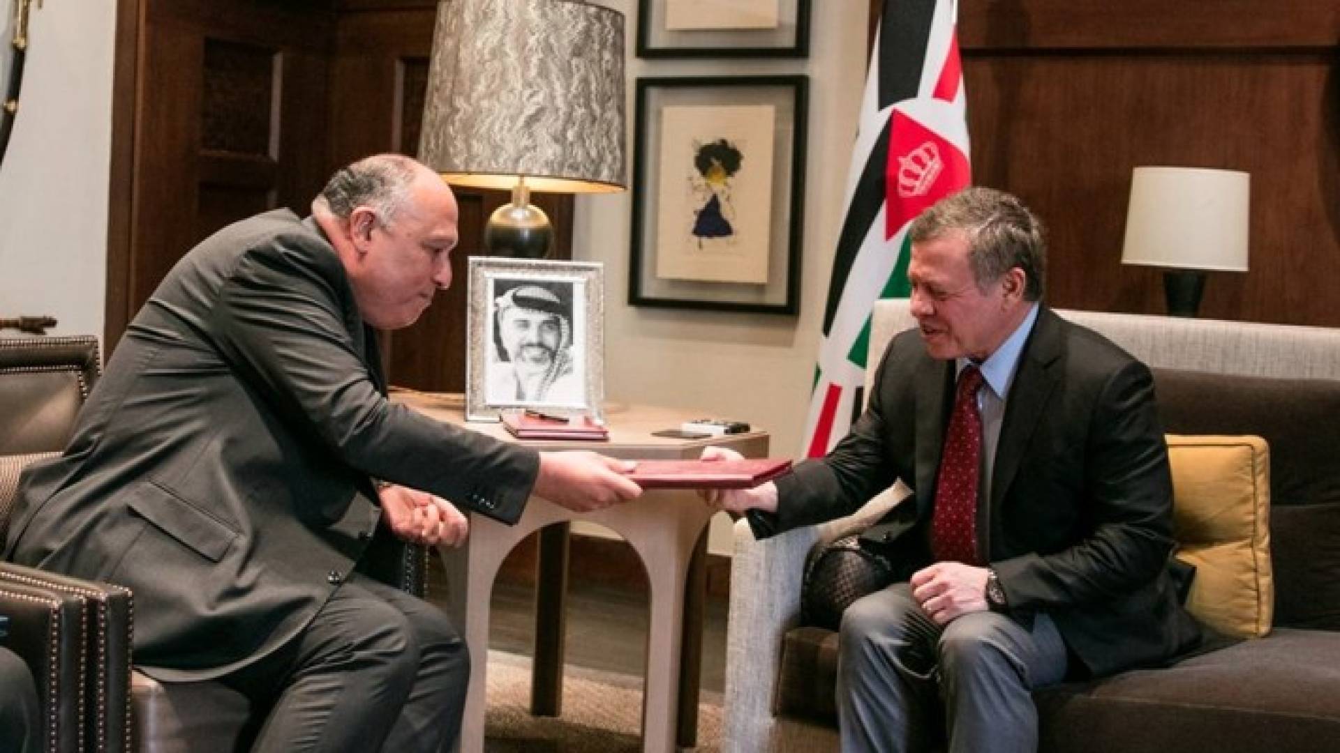 الملك يتسلم رسالة من الرئيس عبدالفتاح السيسي