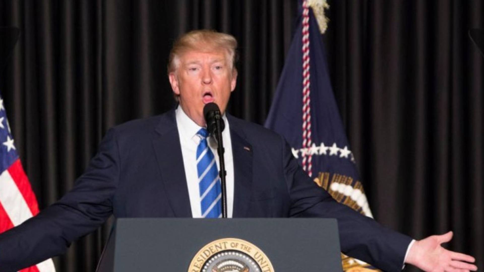  ترامب يدافع عن الأمر التنفيذي للهجرة