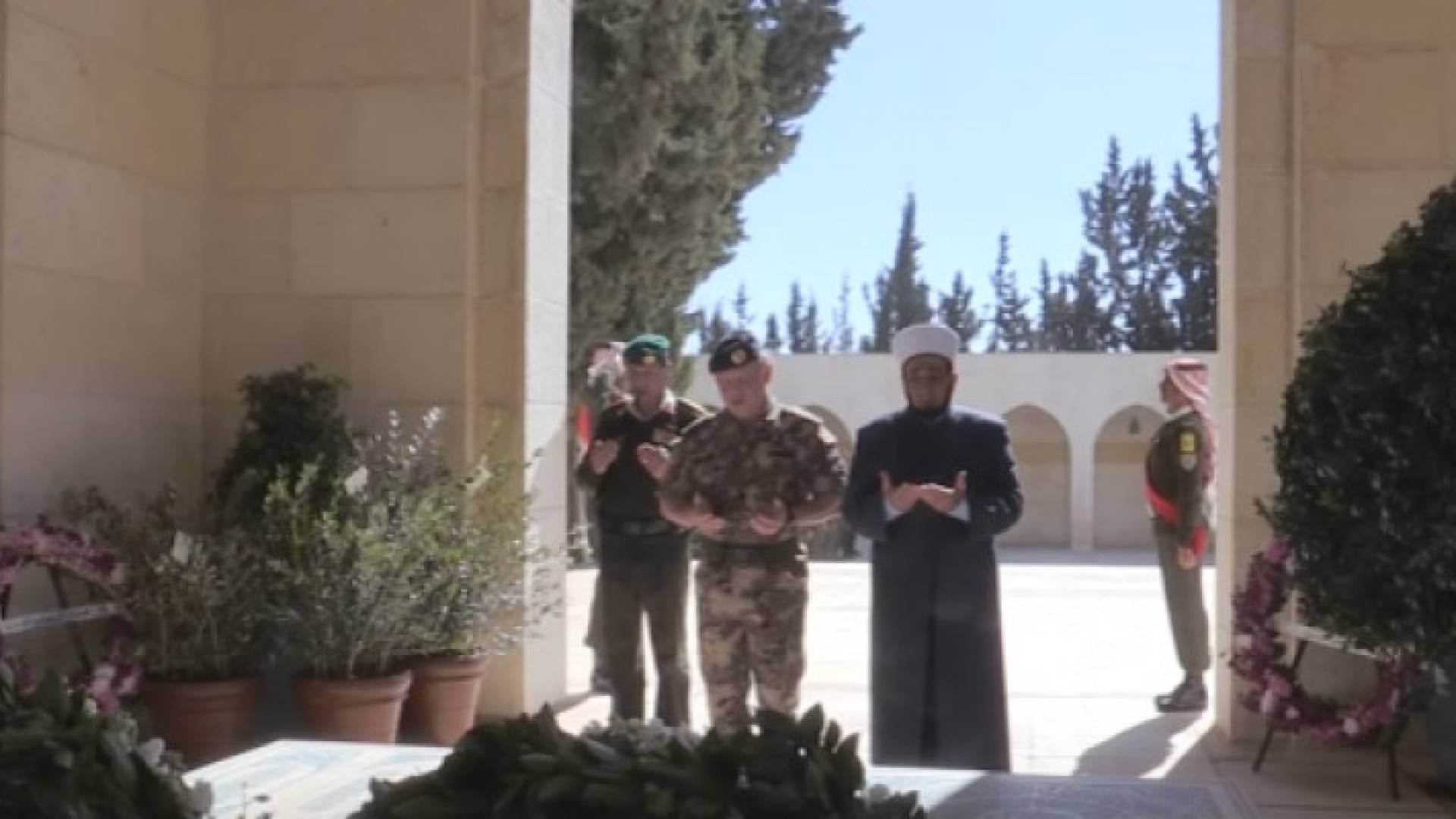 جلالة الملك عبدالله خلال زيارته لضريح المغفور له الملك الحسين بن طلال 