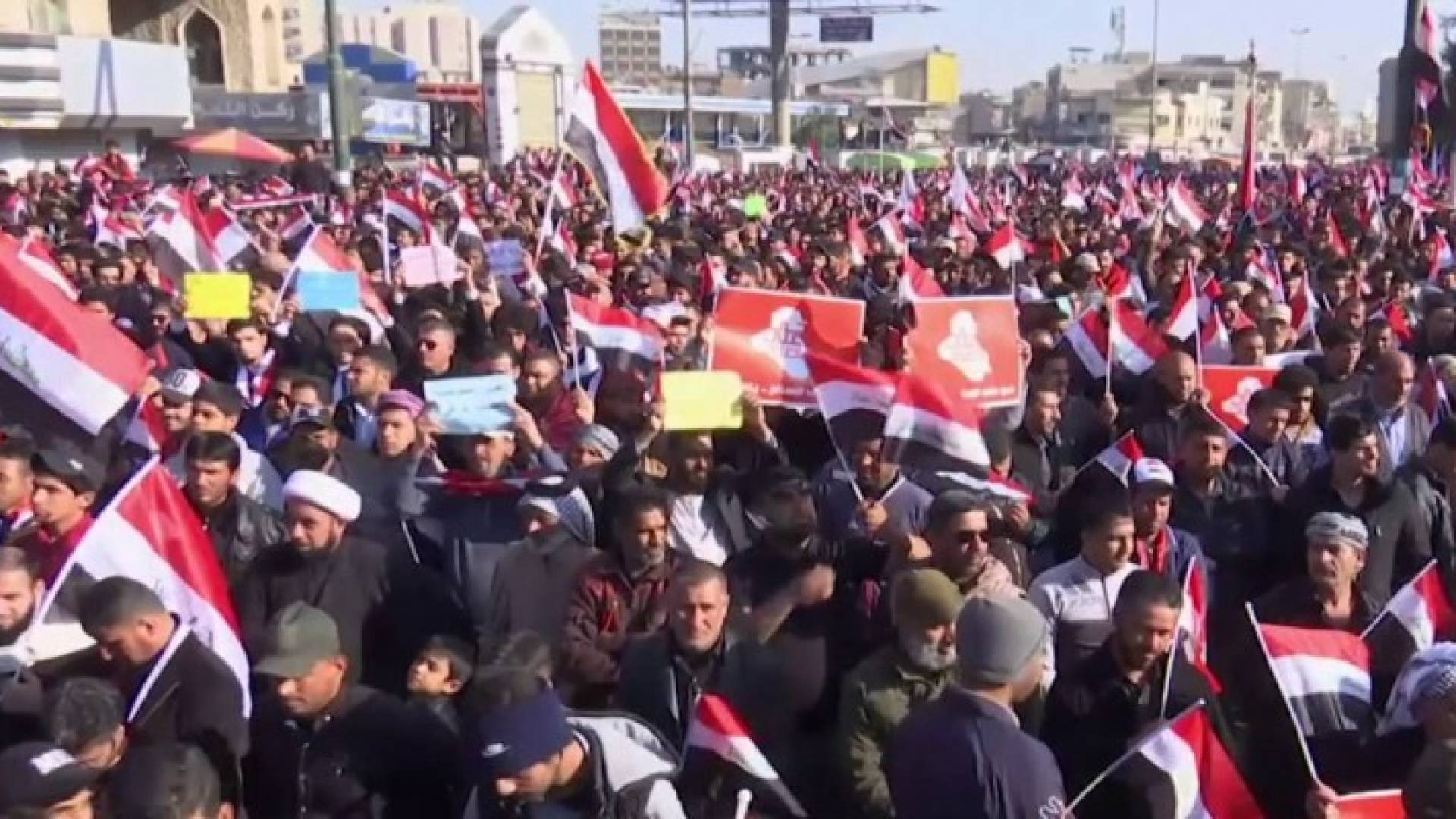 متظاهرين في ساحة التحرير وسط بغداد 