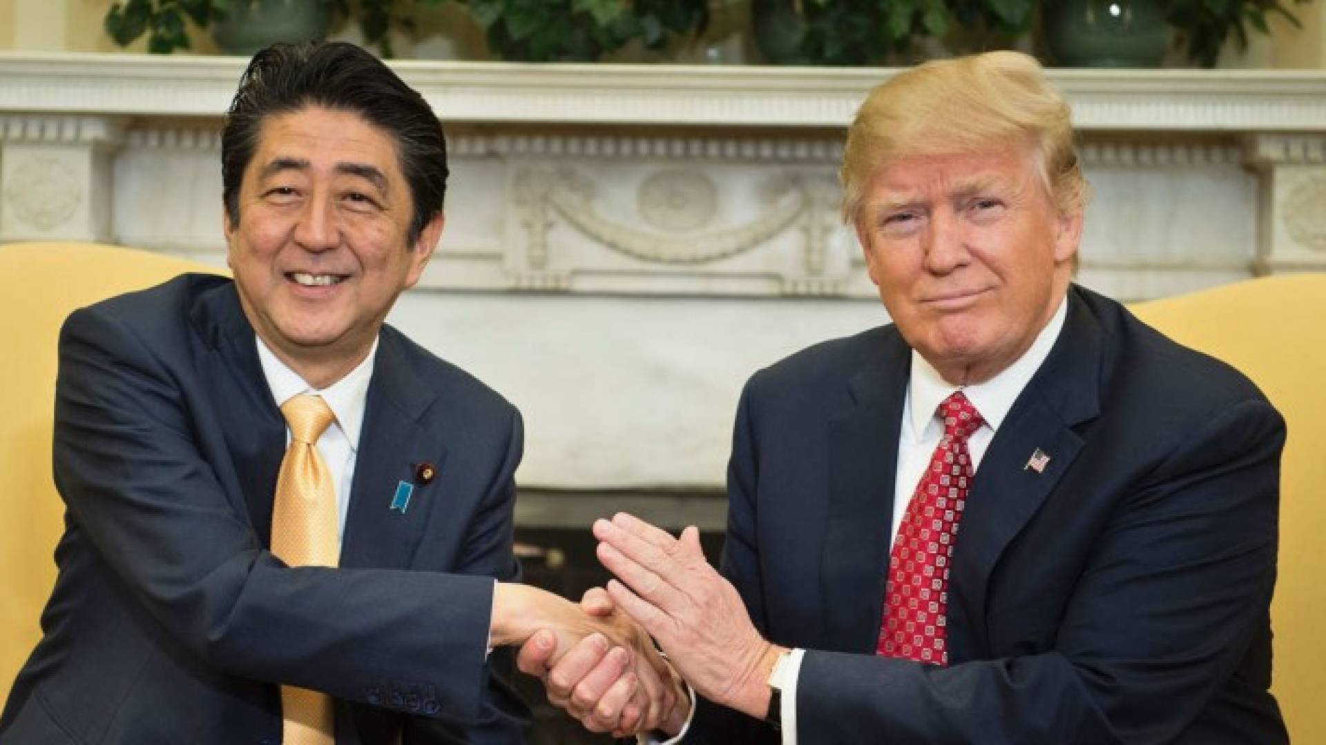 ترامب يصافح رئيس الوزراء الياباني
