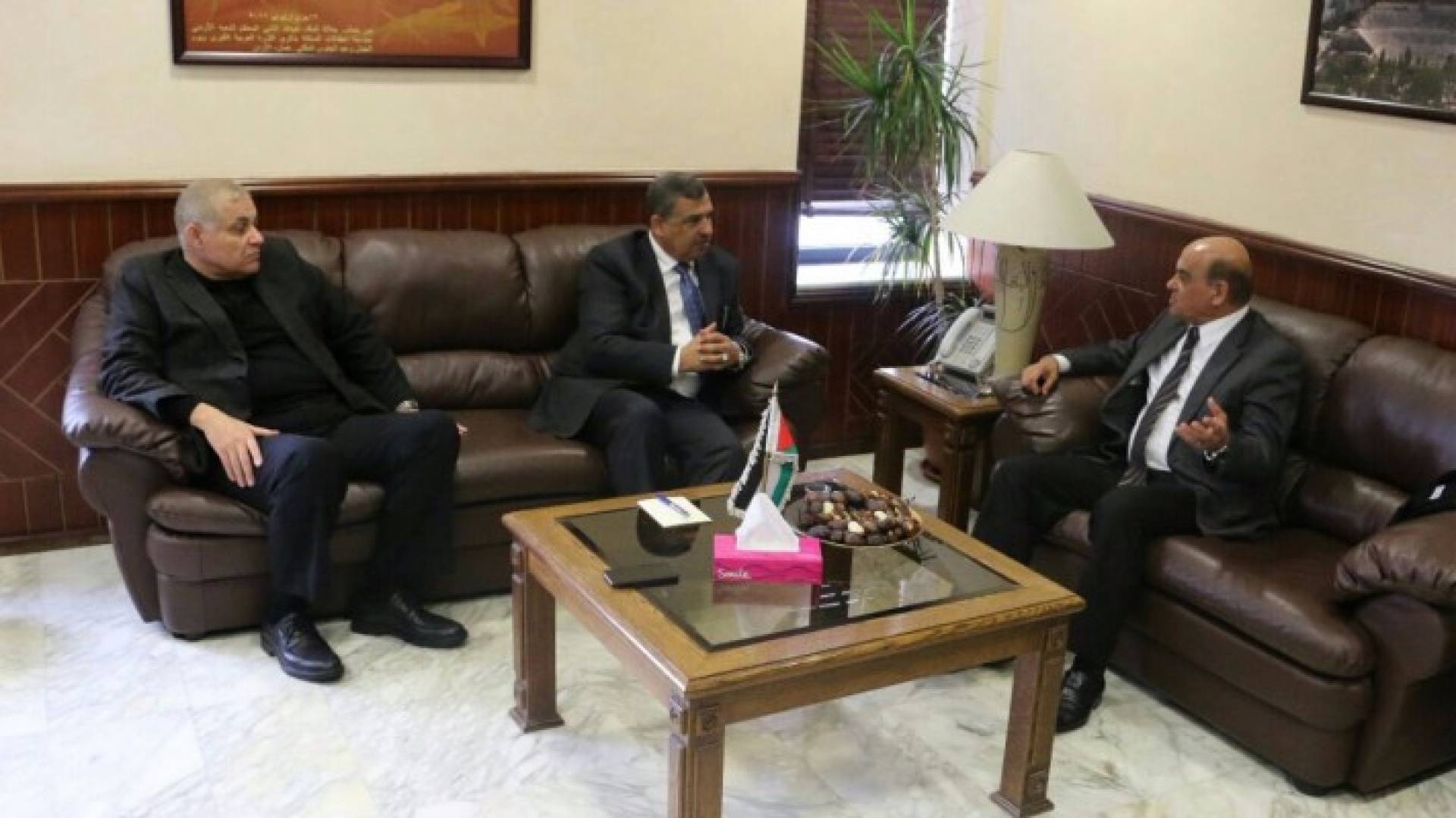  وزير العمل يزور هيئة النزاهة ومكافحة الفساد 