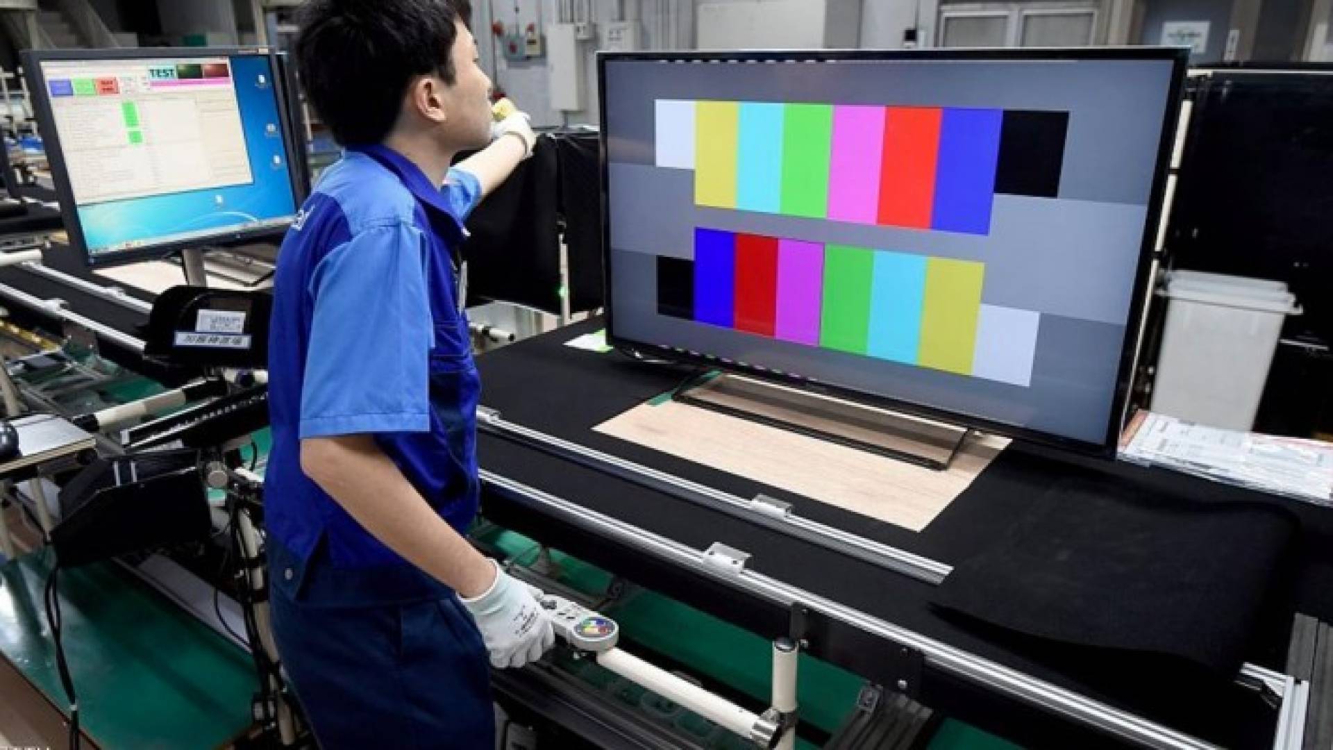 شاشة تلفاز قيد التصنيع