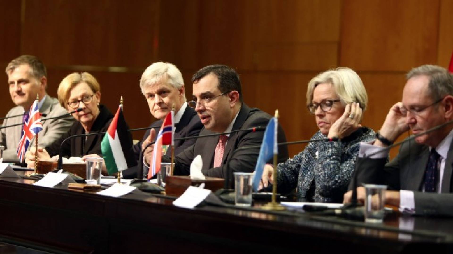 الفاخوري يتوسط المتحدثين في المؤتمر
