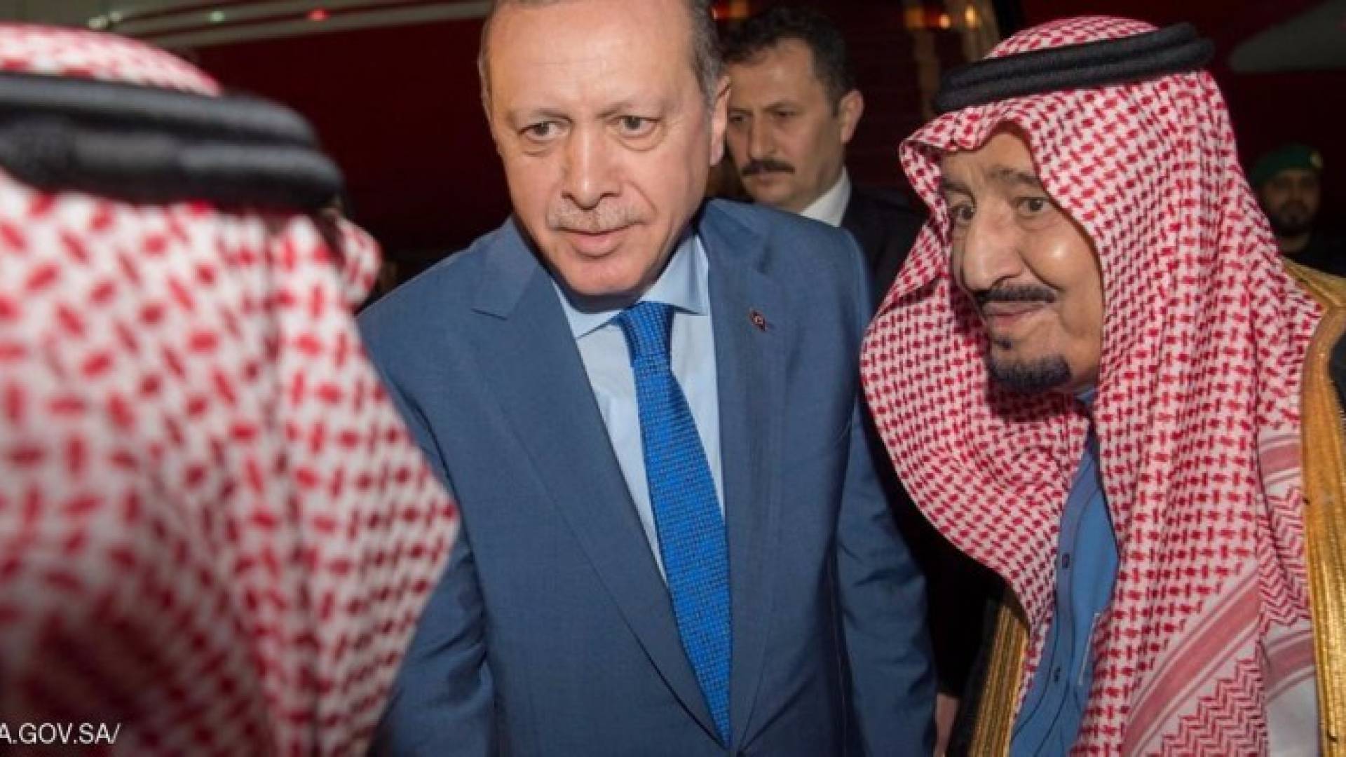 الملك سلمان خلال استقباله الرئيس التركي في الرياض.