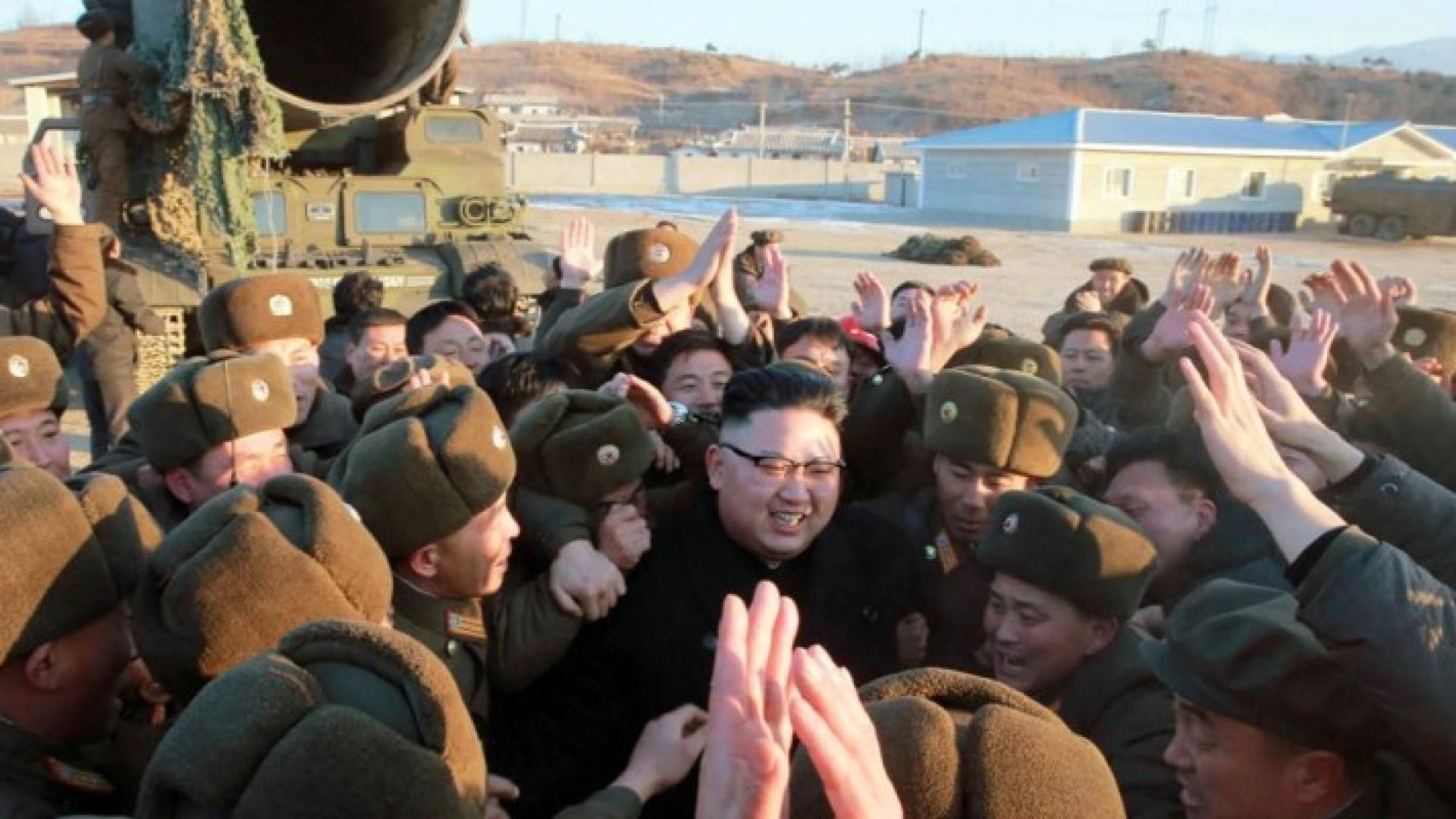 زعيم كوريا الشمالية محاطا بجنوده بعد اختبار صاروخي باليستي.