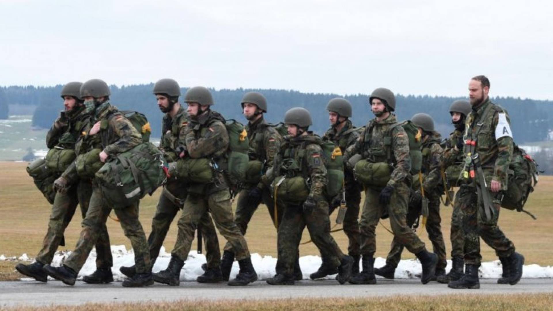 جنود من سلاح المظلات الألماني خلال عرض عسكري 