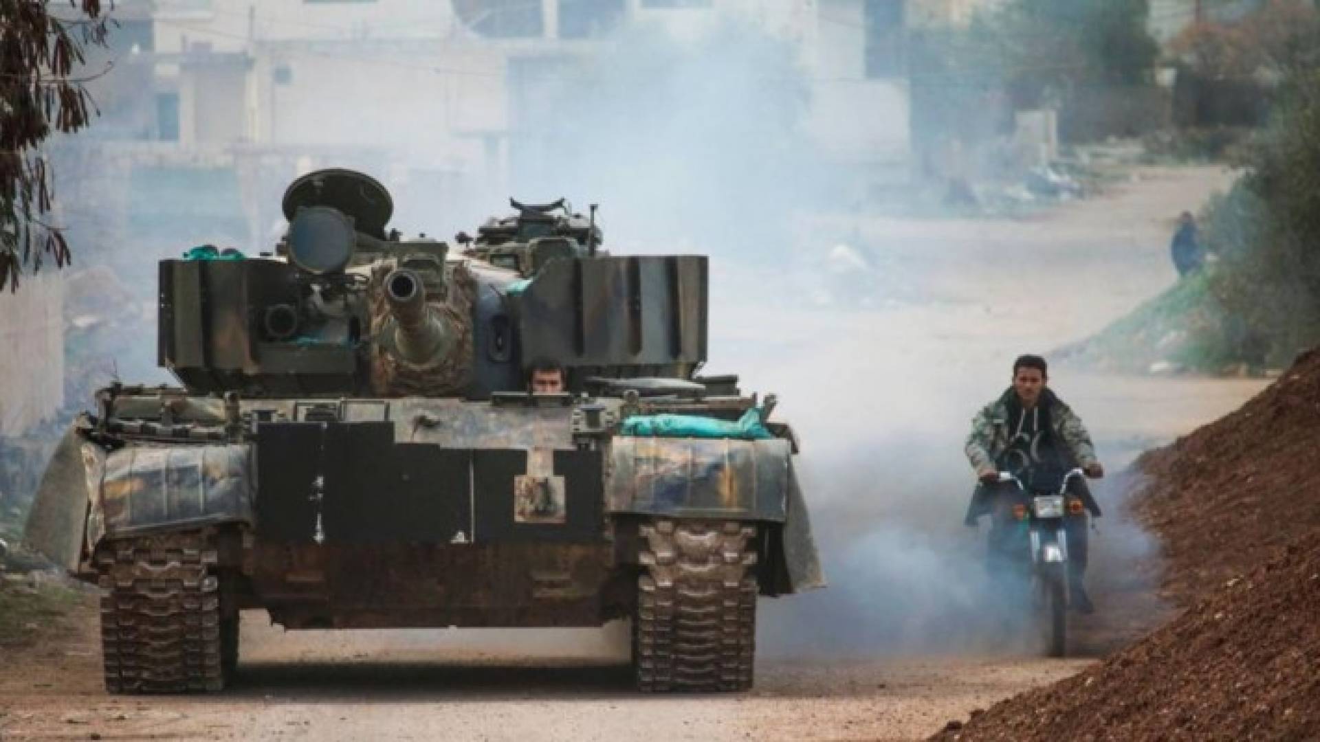 دبابة يقودها أحد أفراد المعارضة السورية في درعا 