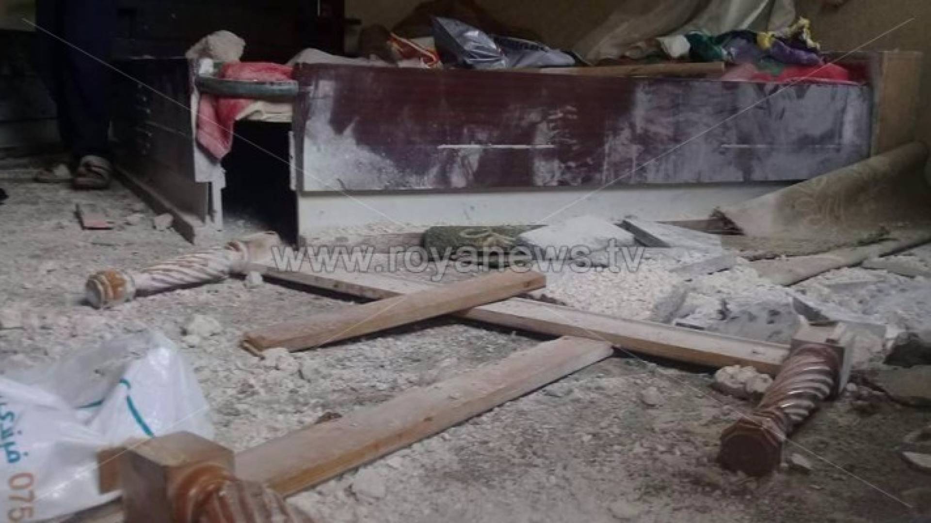 جانب من الاضرار التي الحقتها القذيفة بالمنزل