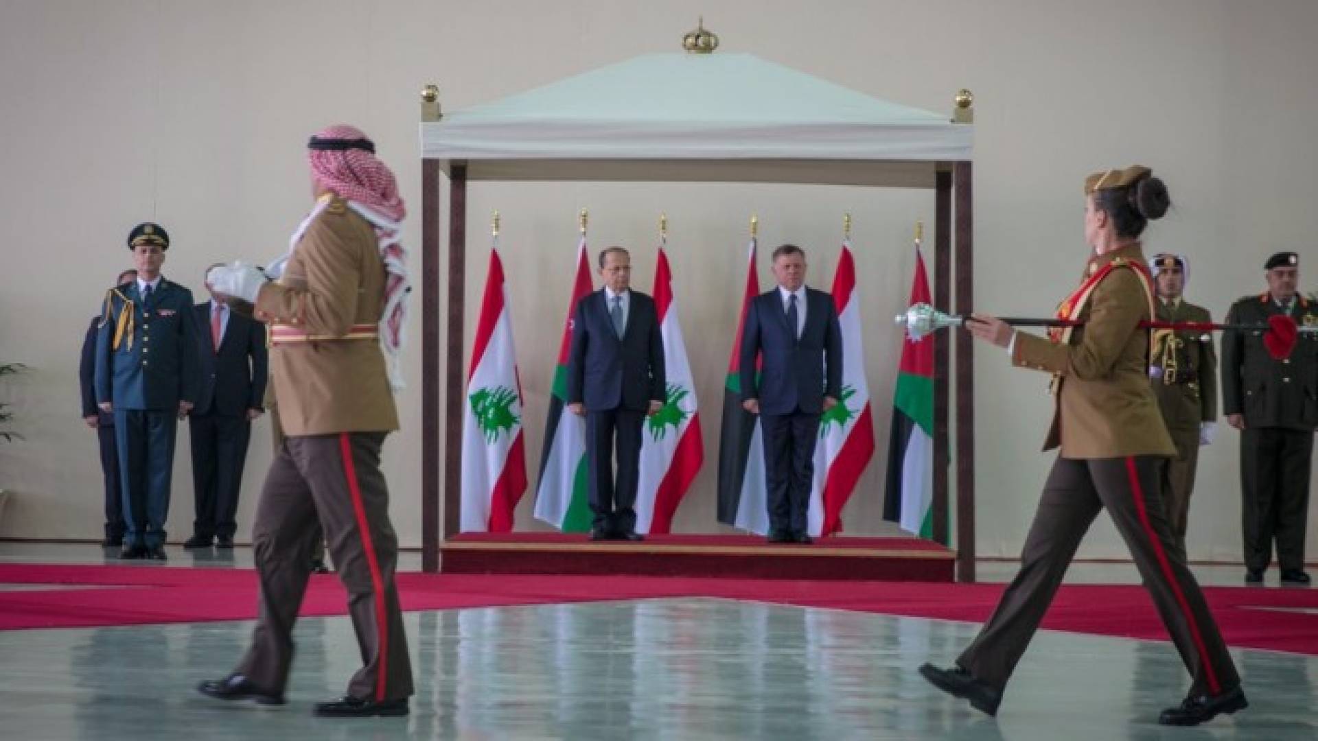 جلالته والرئيس الضيف يستعرضان حرس الشرف