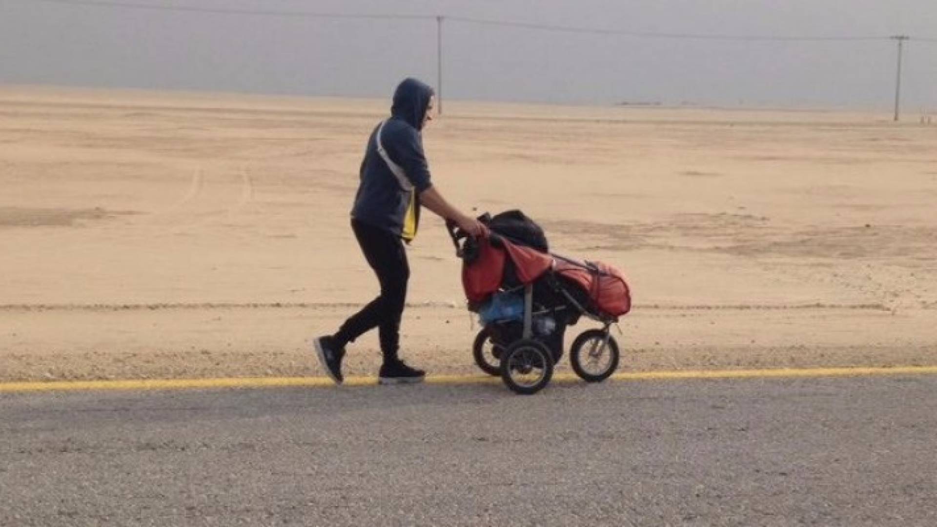 المعتر يحمل امتعته