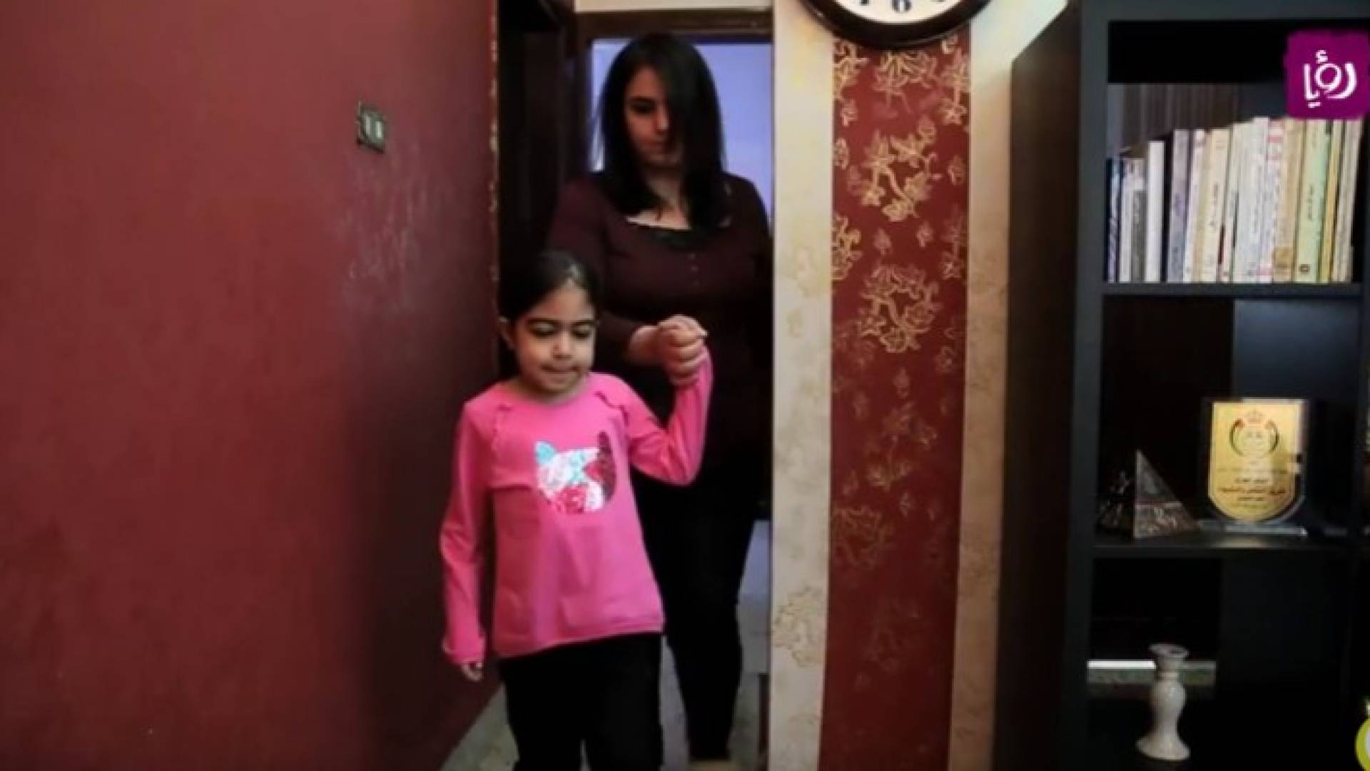 الطفلة تولين مع والدتها