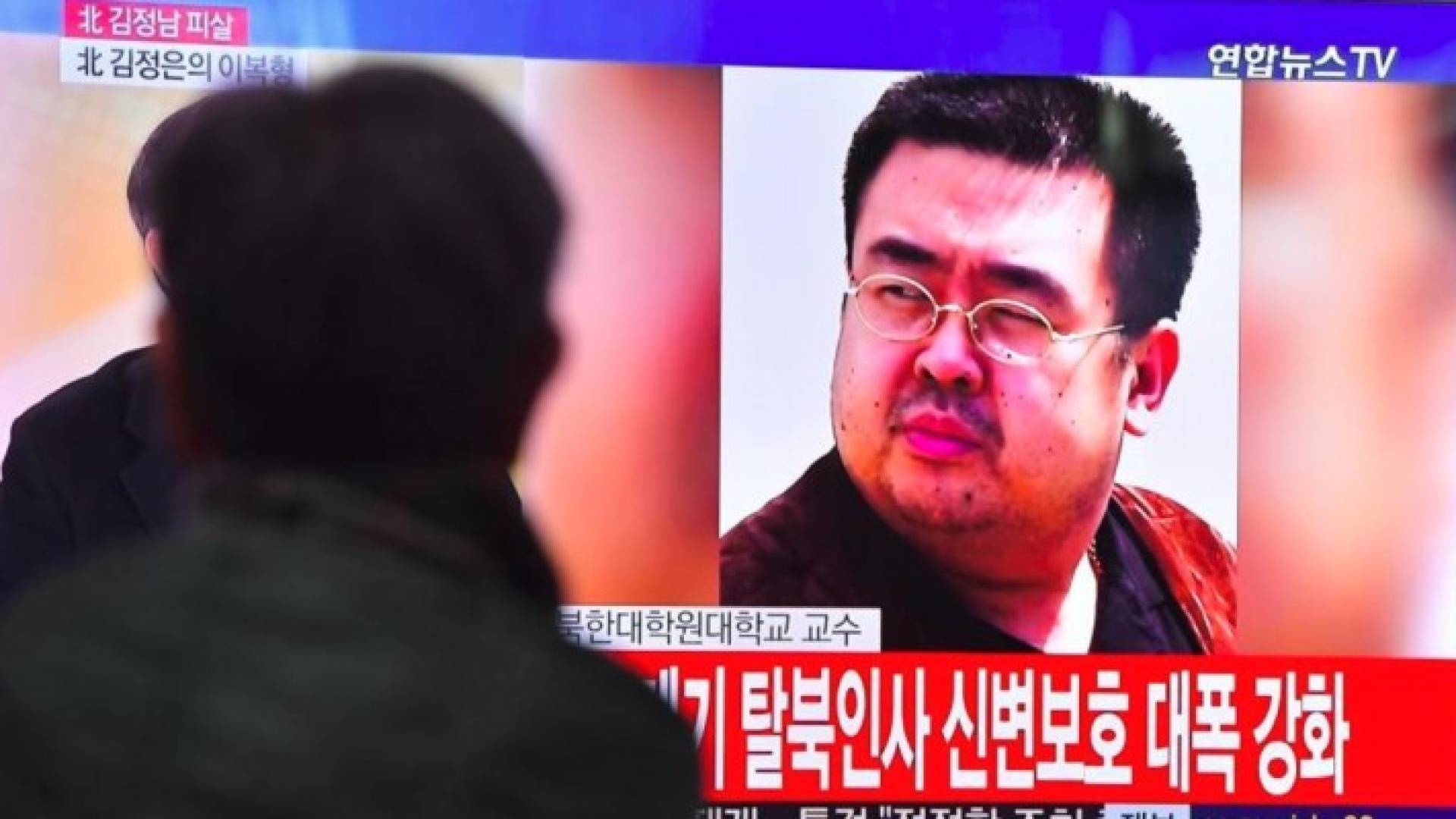 صورة كيم جونغ-نام تظهر على أحد شاشات التلفاز في سول.