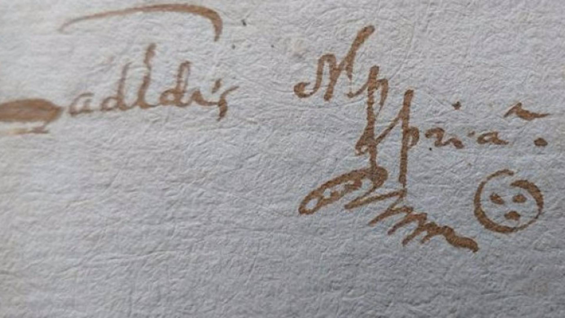 وجه مبتسم يعود إلى القرن 17