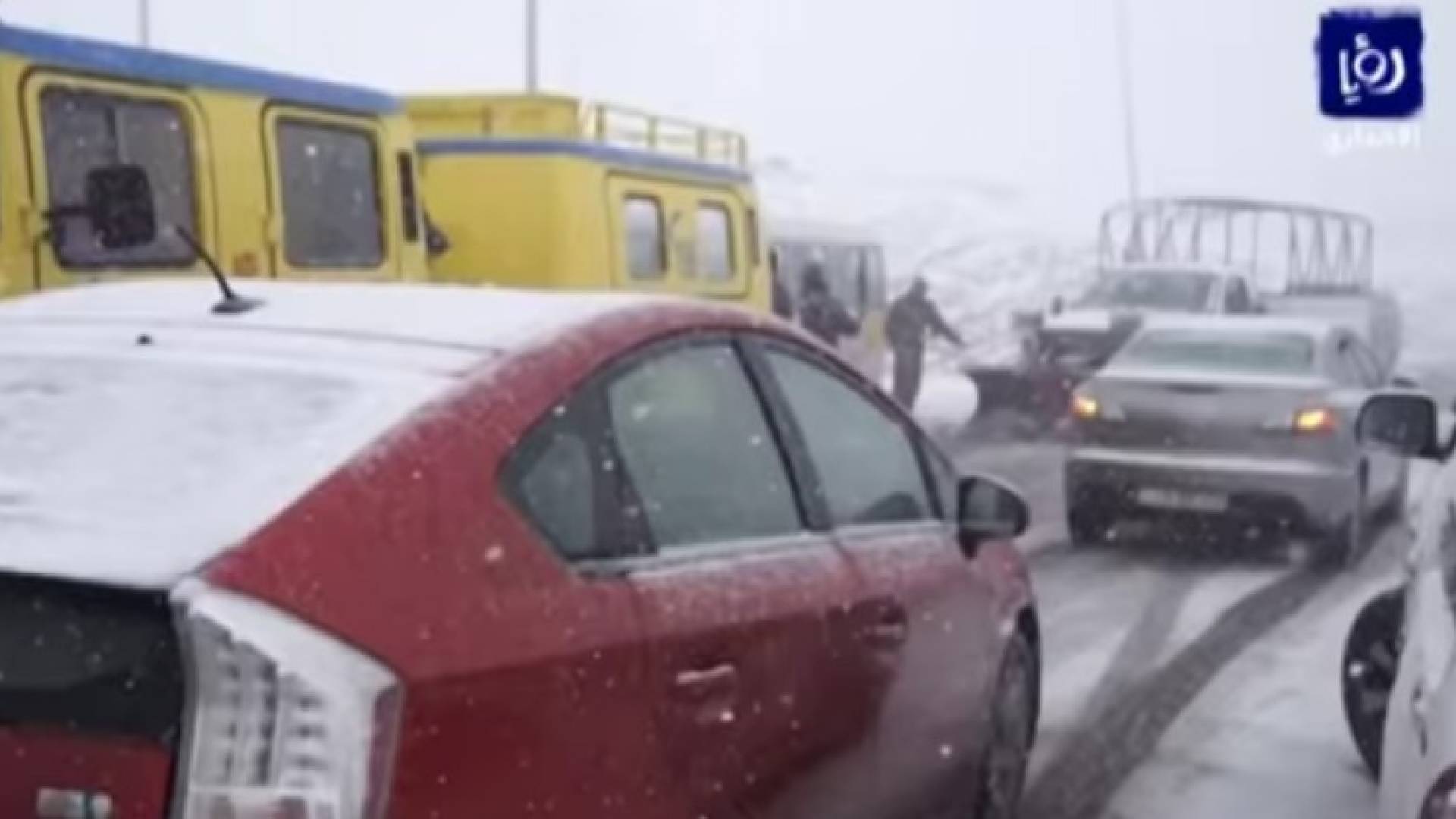 التساقط الكثيف والمستمر للثلوج يعيد اغلاق الطرق باستمرار في لواء البترا 