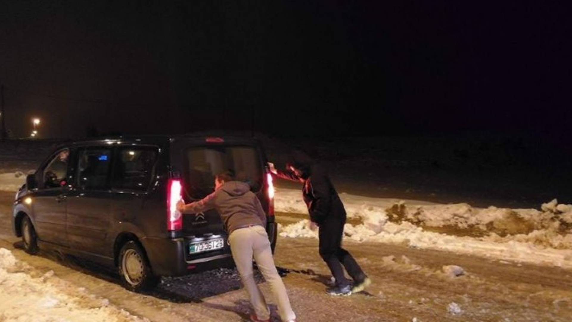 صورة لإنقاذ 15 سائحا في منطقة الرشادية بالطفيلة 