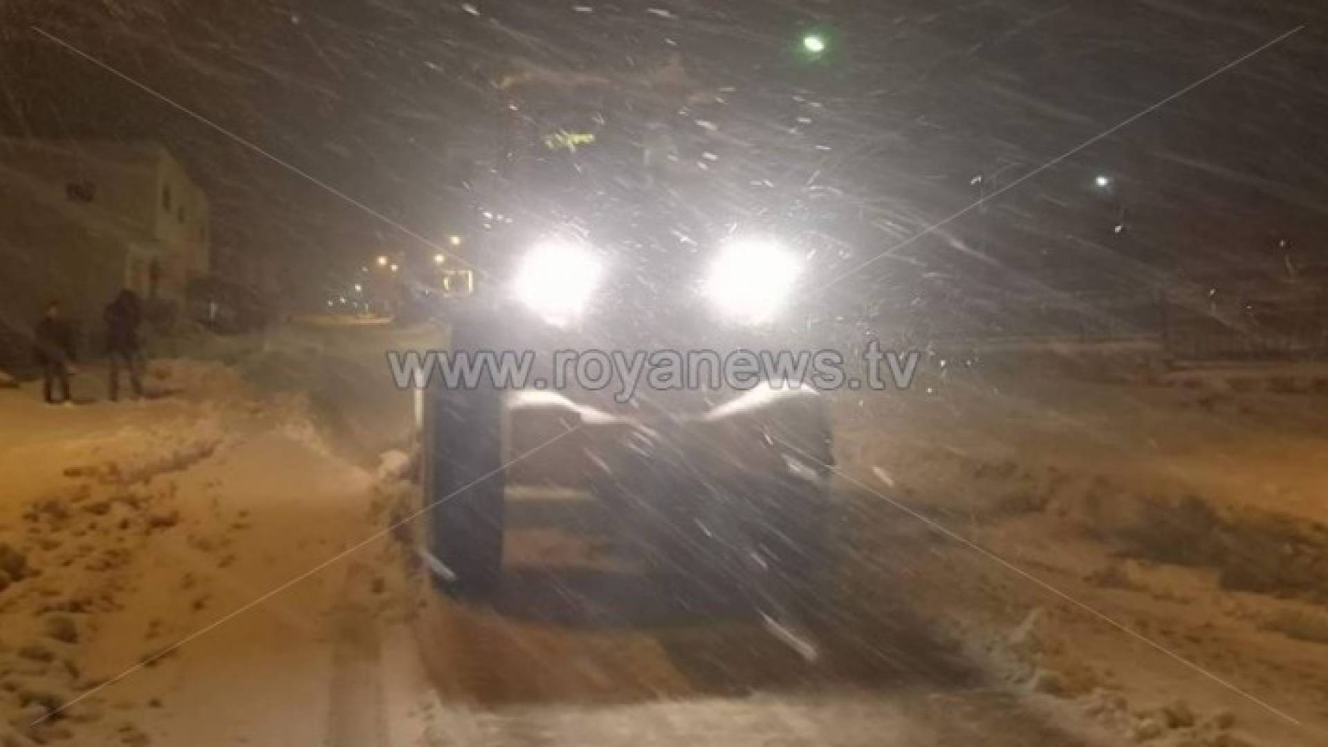  57 مركبة حصارتها الثلوج وانزلاق شاحنة على طريق النقب