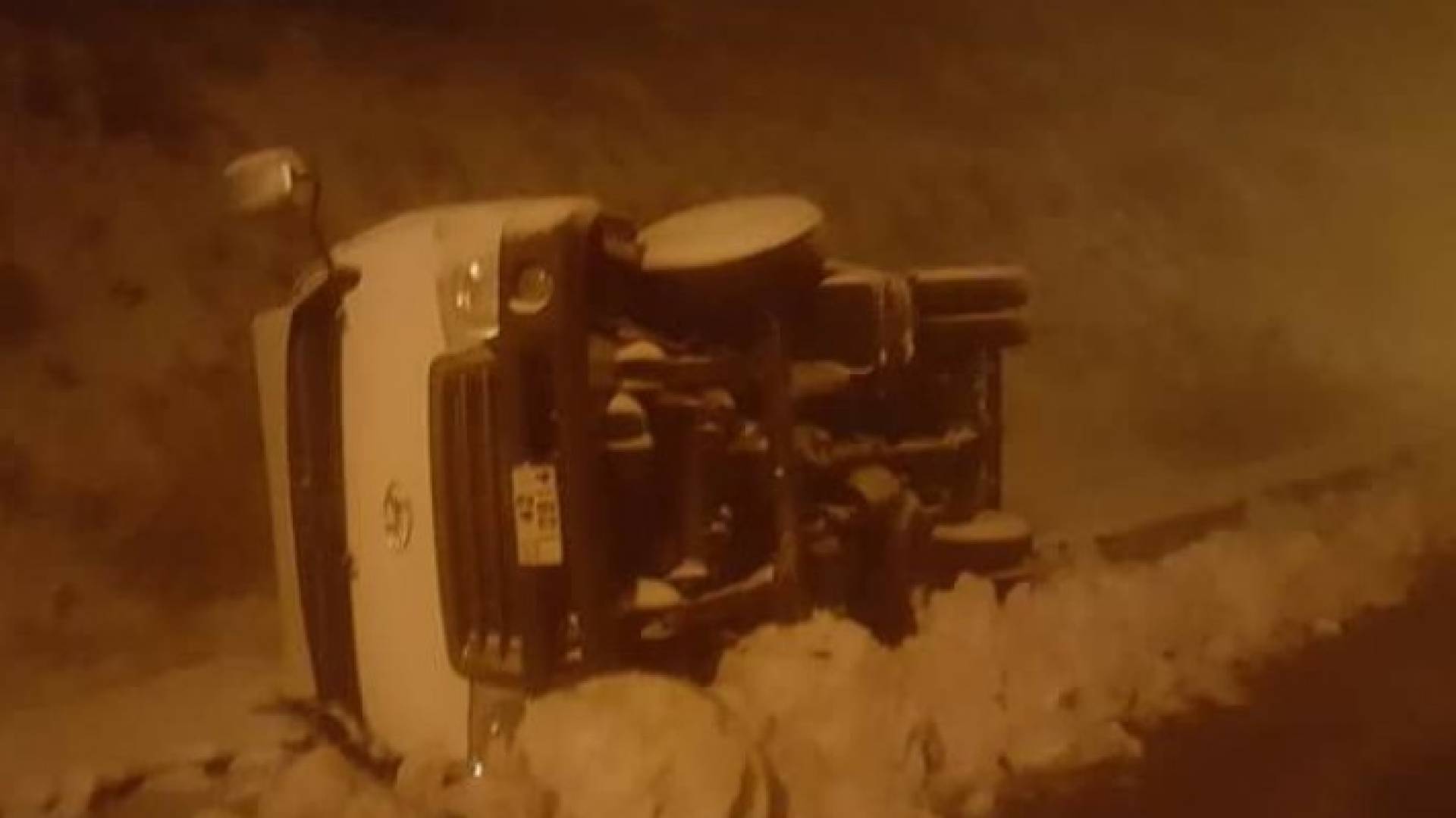 تدهور مركبة في منطقة الطيبة بوادي موسى 