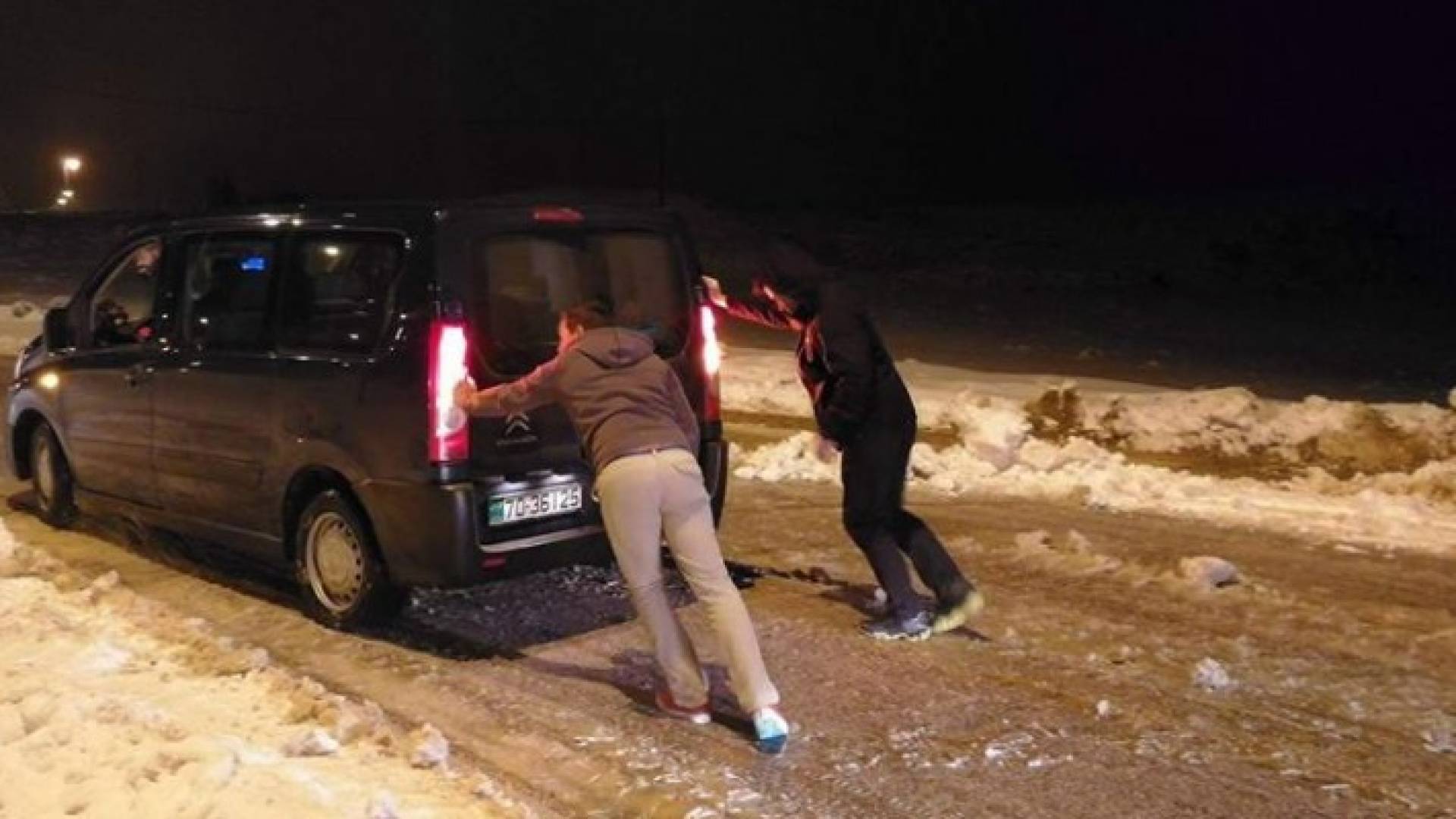 انقاذ 15 سائحا في منطقة الرشادية بالطفيلة