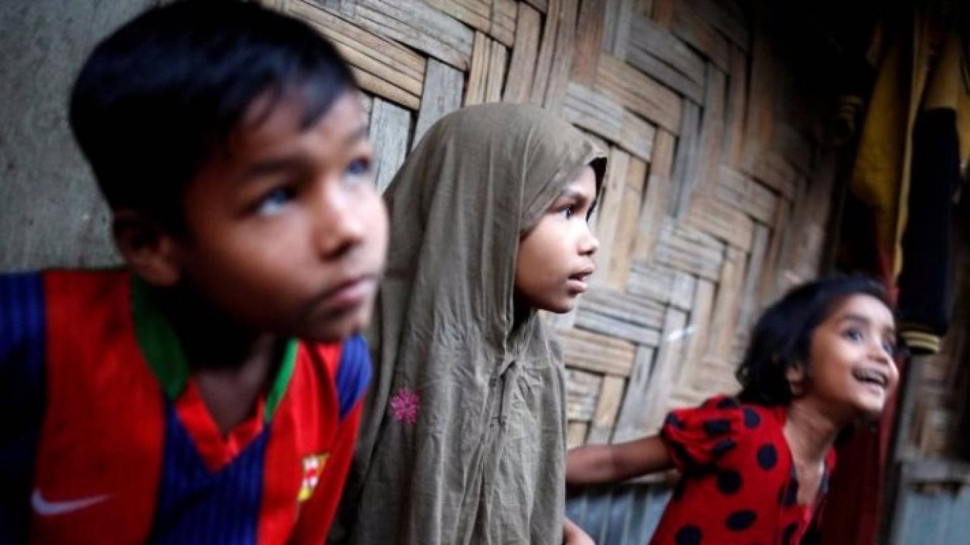  اطفال ينتمون لأقلية الروهينغيا في مخيم تيكناف ببنغلاديش